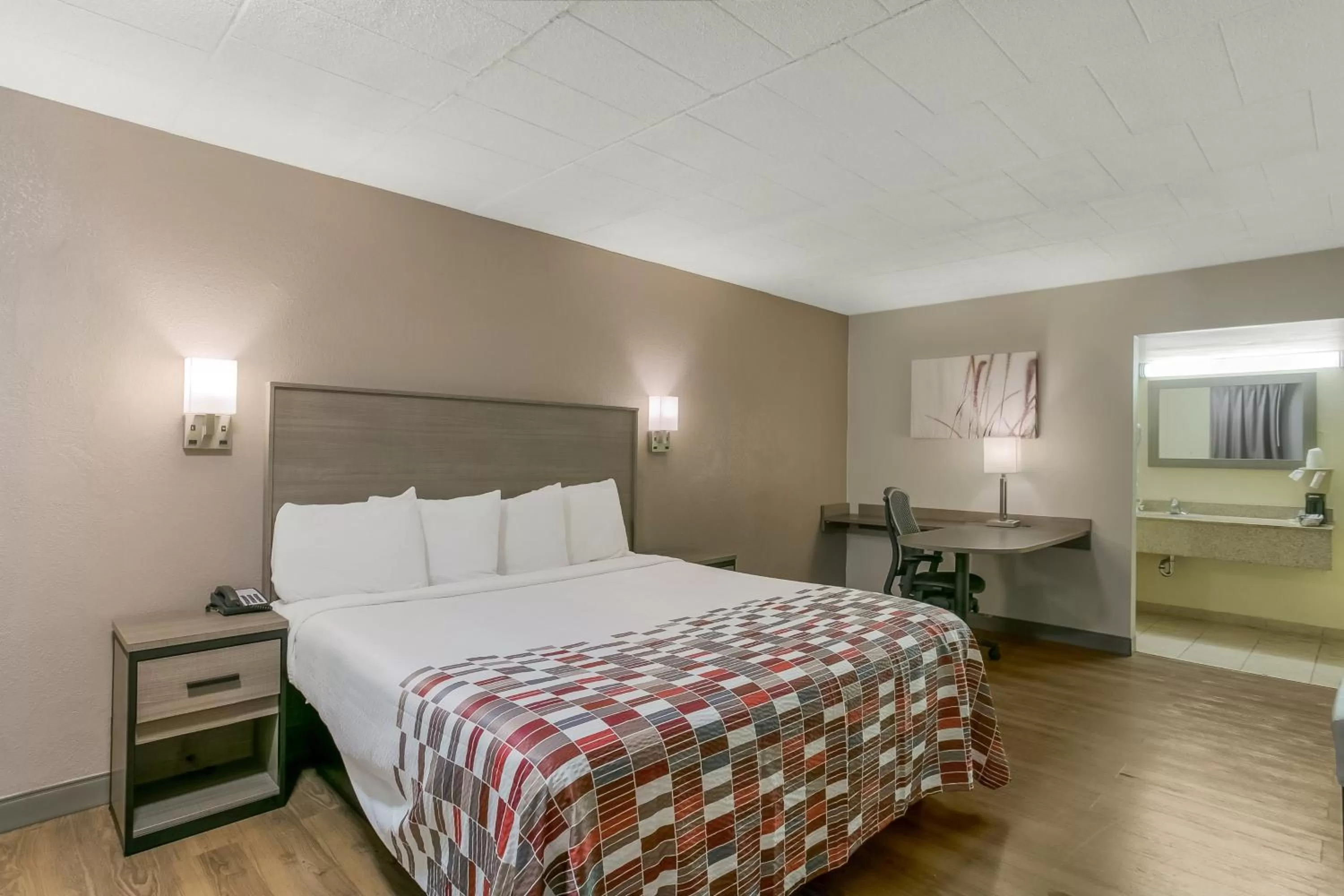 Bedroom, Bed in Red Roof Inn Baltimore