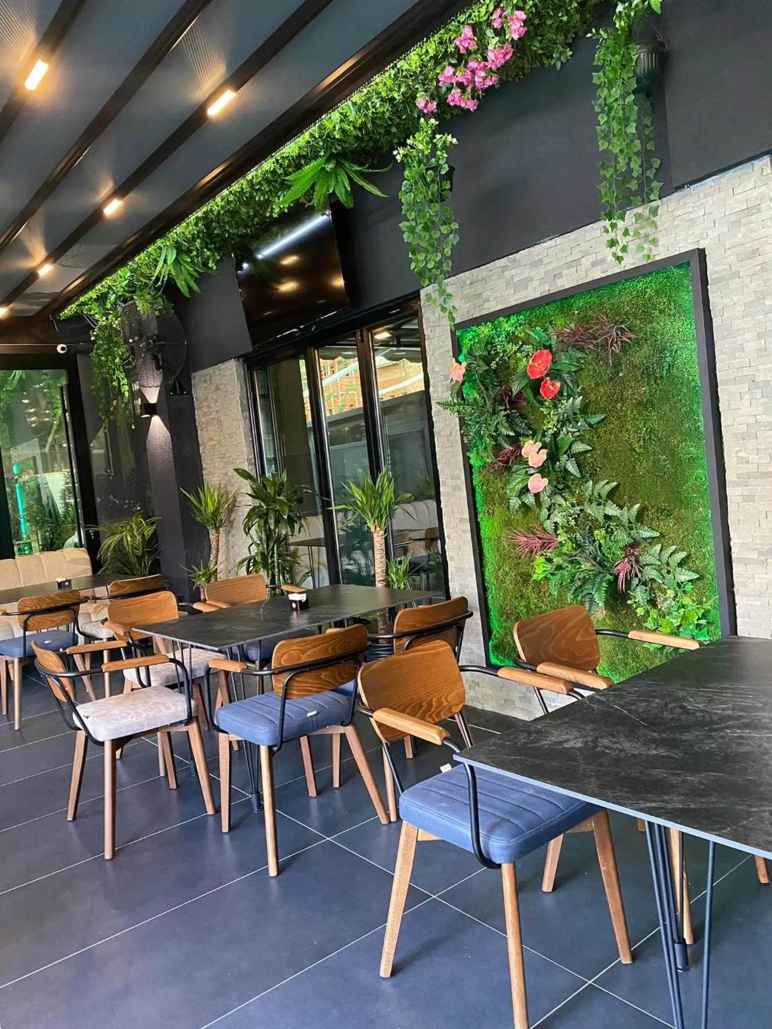 Patio, Restaurant/Places to Eat in 313 Villa City Center Hotel