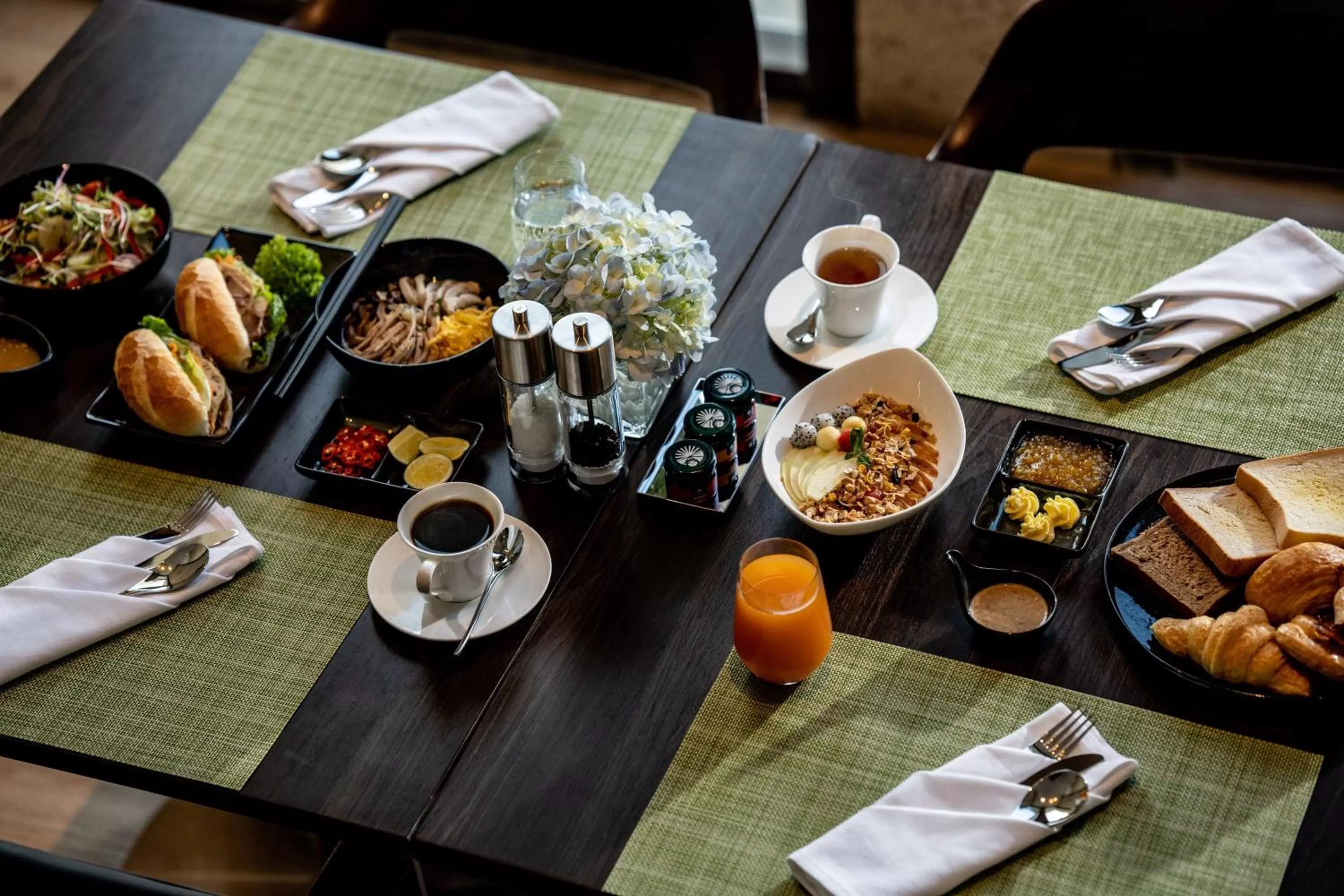 Restaurant/places to eat in Crowne Plaza Vinh Yen City Centre by IHG