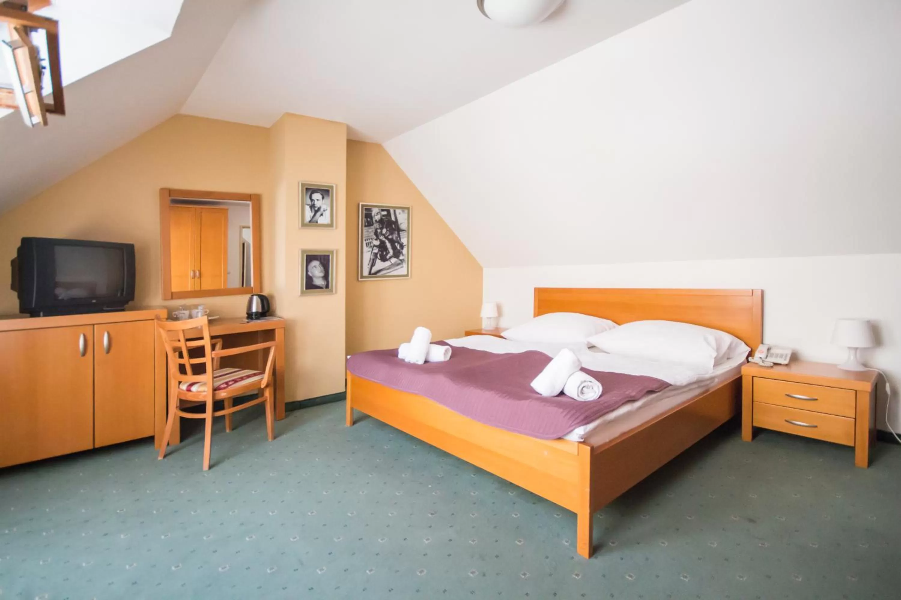 Bedroom, Bed in Film Hotel