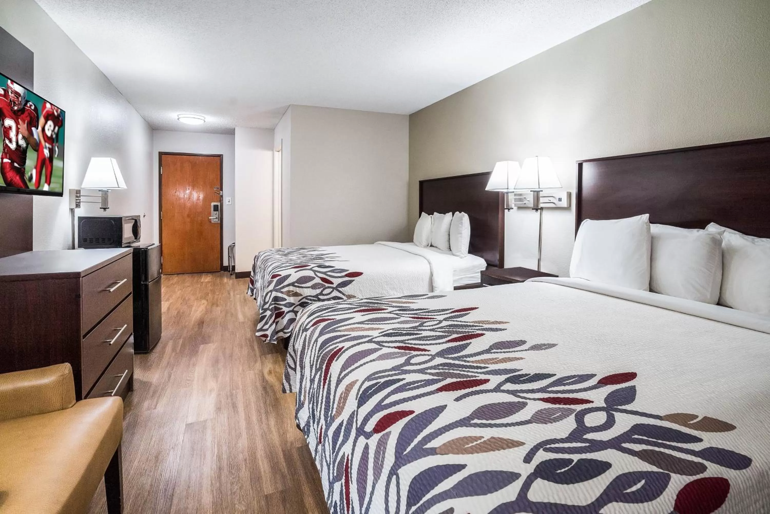 Bedroom, Bed in Red Roof Inn Spartanburg - I-26