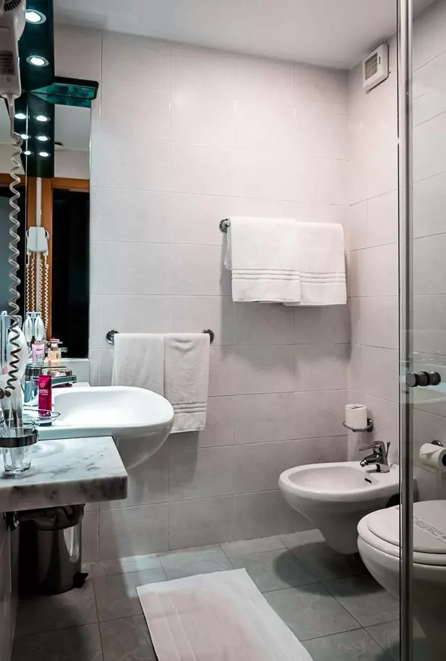 Economy Twin Room in Business Hotel Economy Twin Room in Business Hotel