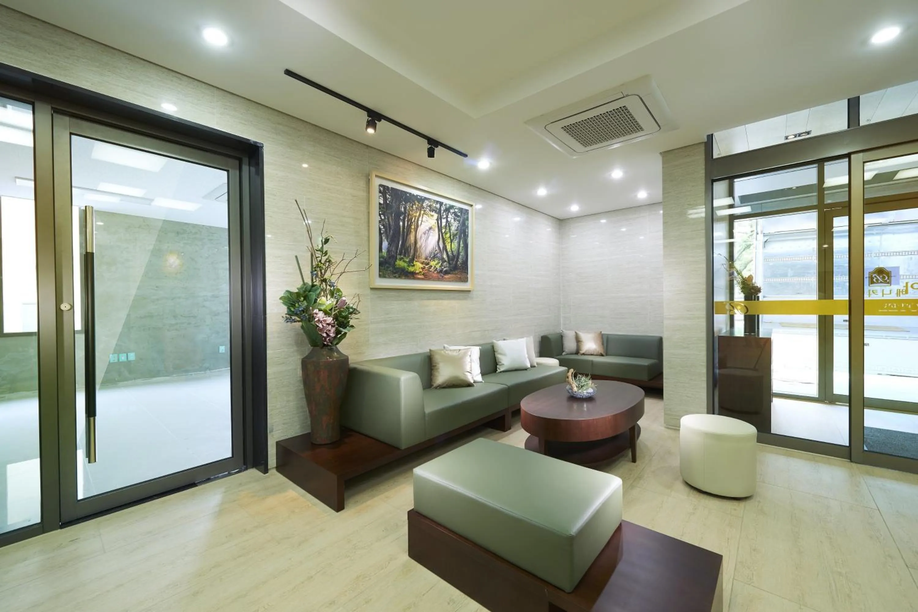 Lobby or reception in Benikea Jungmun Hotel