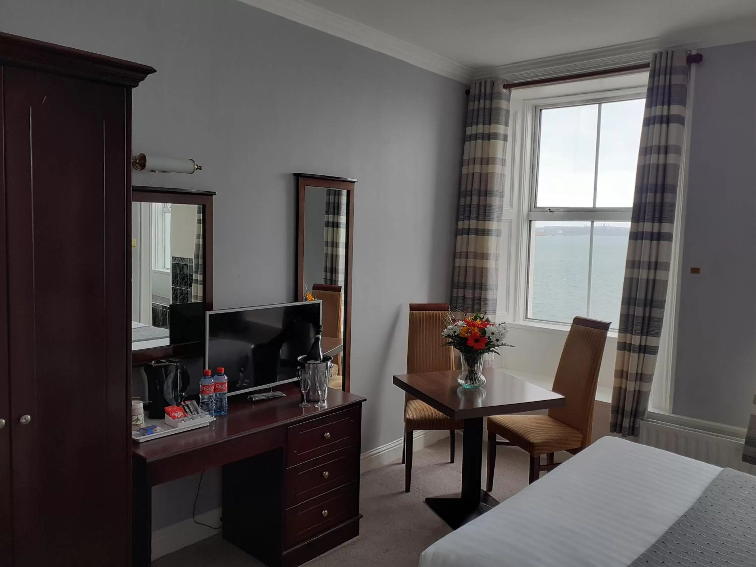 Seating area, Bed in Commodore Hotel