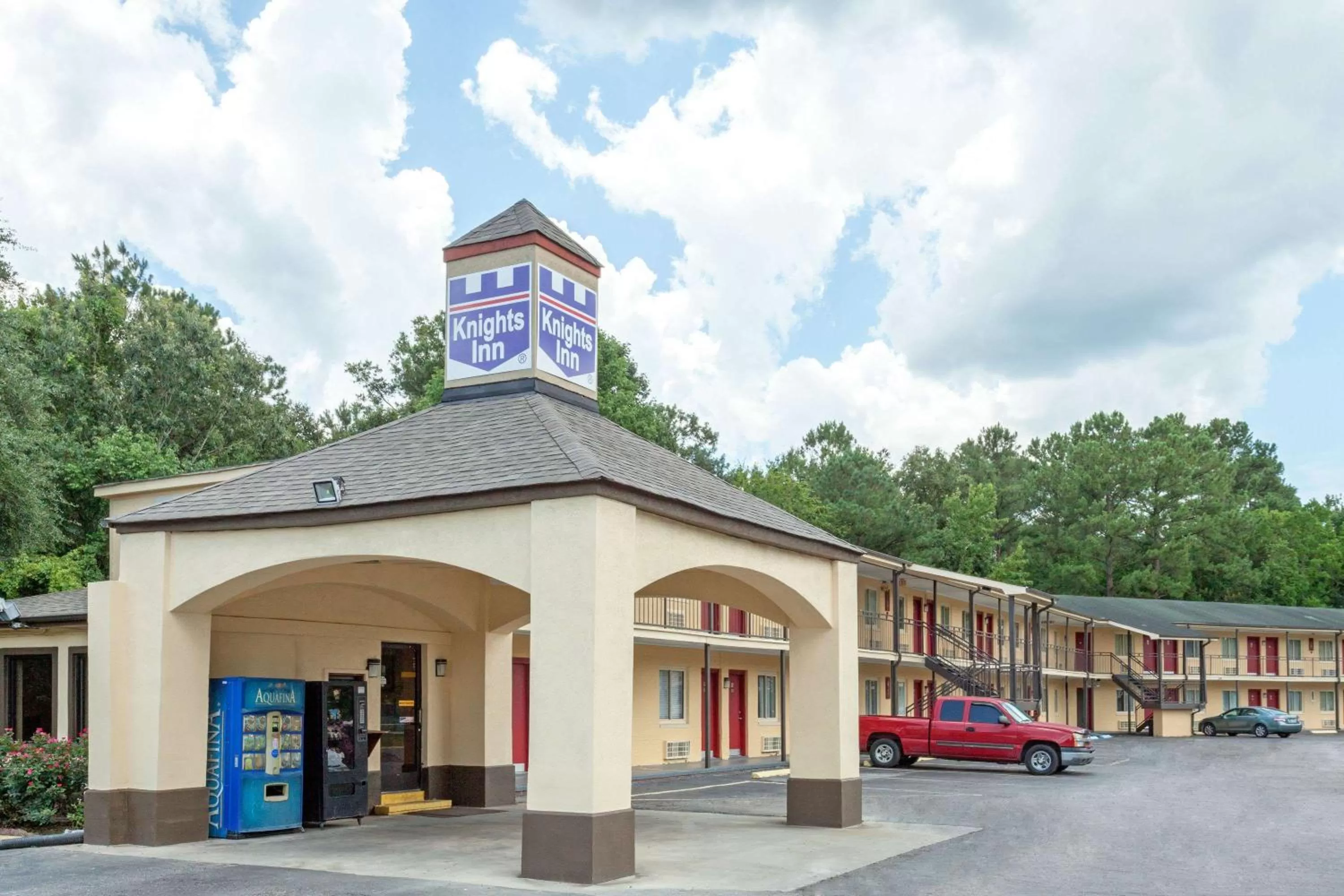 Property building in Knights Inn Point South Yemassee