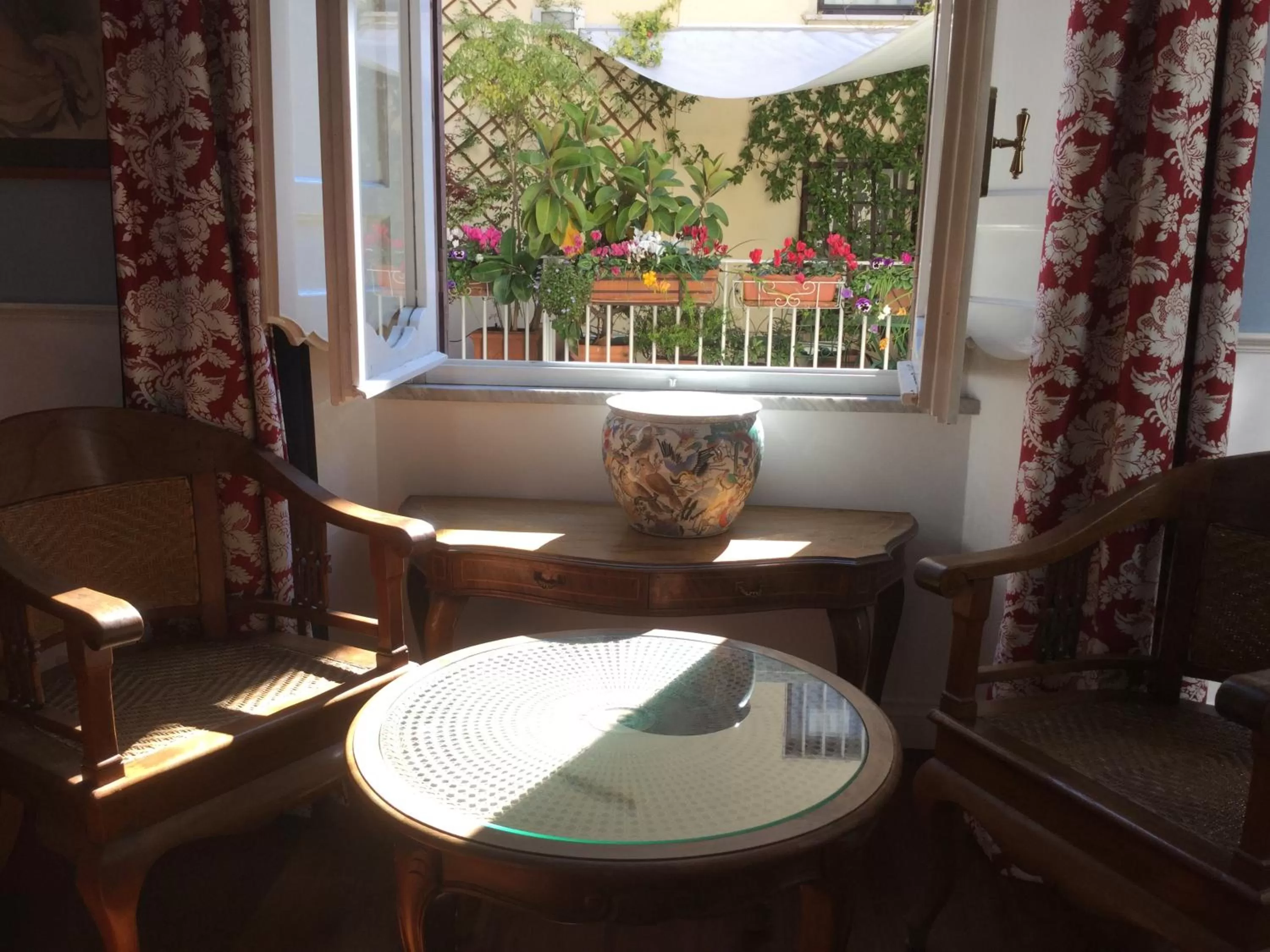 Seating area in Relais Teatro Argentina