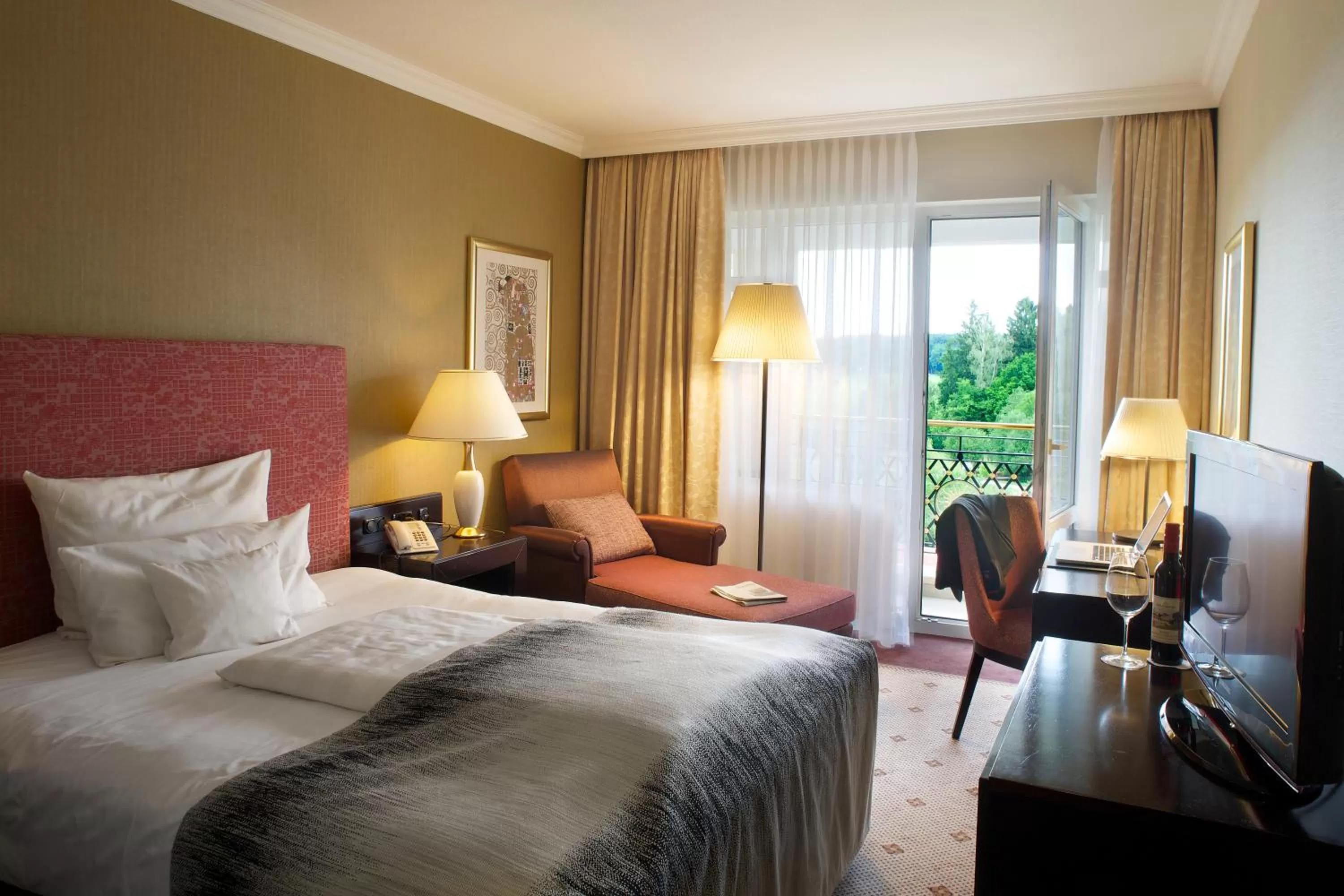 Photo of the whole room, Bed in Steigenberger Hotel Der Sonnenhof