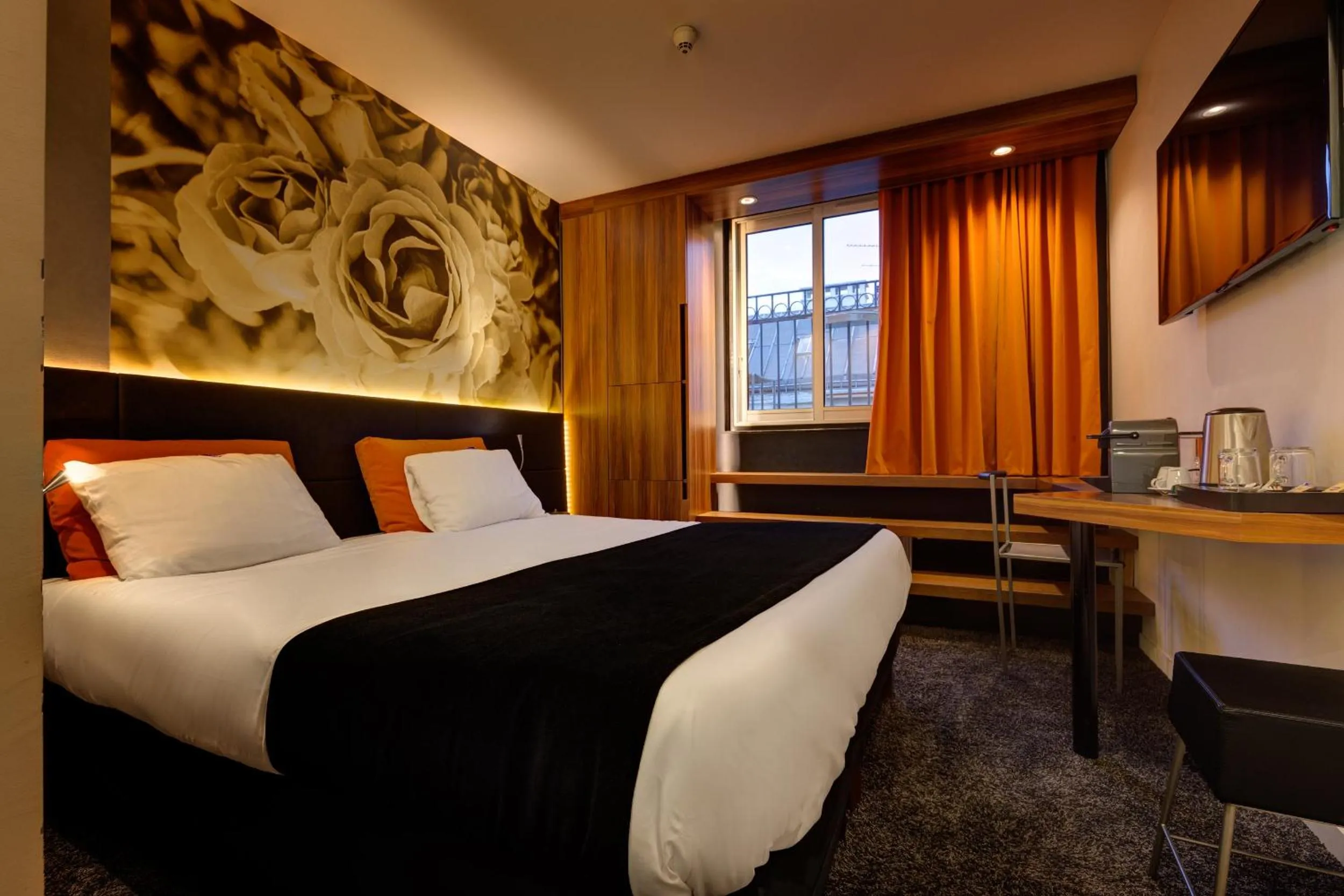 TV and multimedia, Bed in Hôtel Elixir