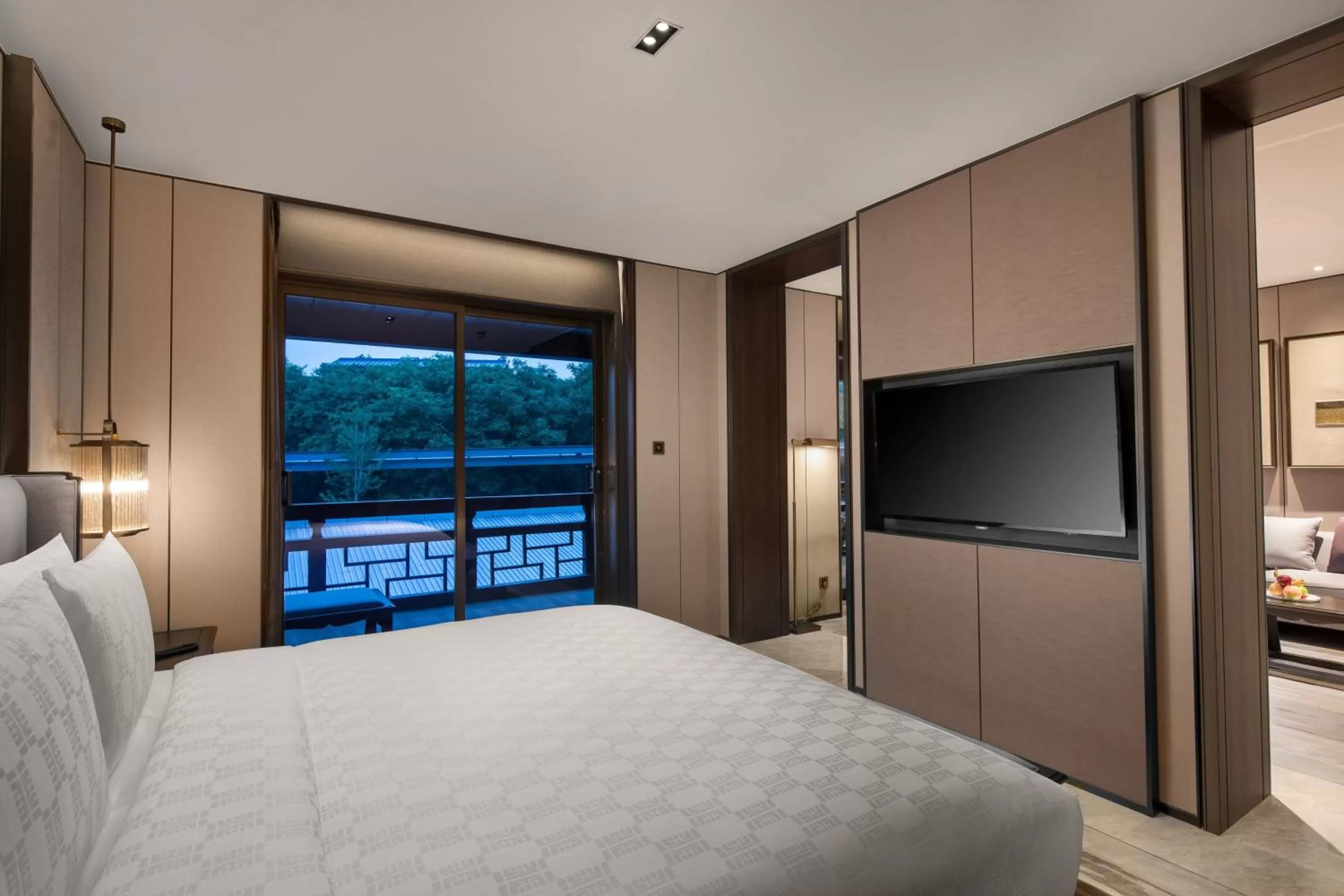 Photo of the whole room, Bed in HUALUXE Xi'an Tanghua by IHG