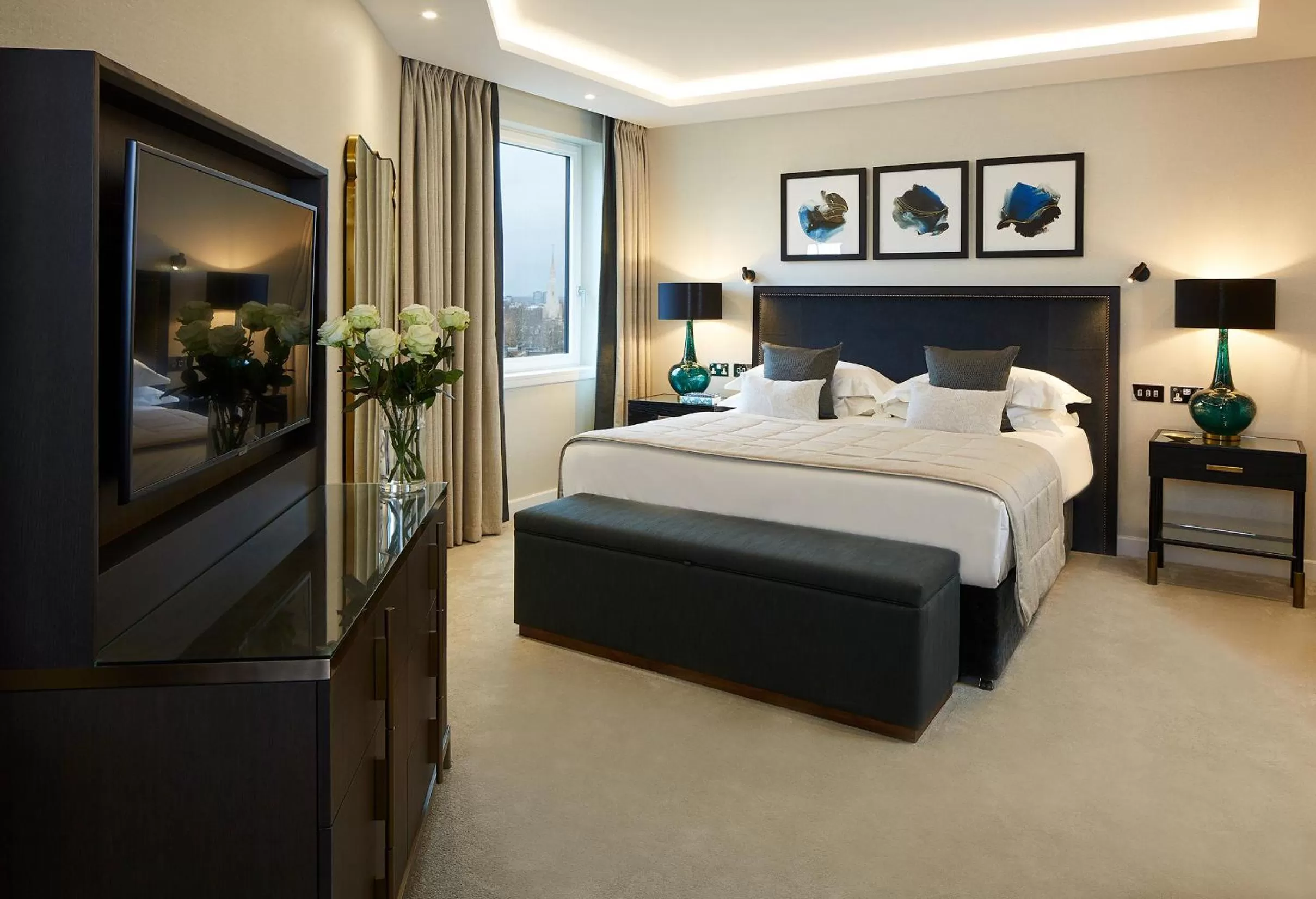 Photo of the whole room, Bed in Cheval Gloucester Park at Kensington