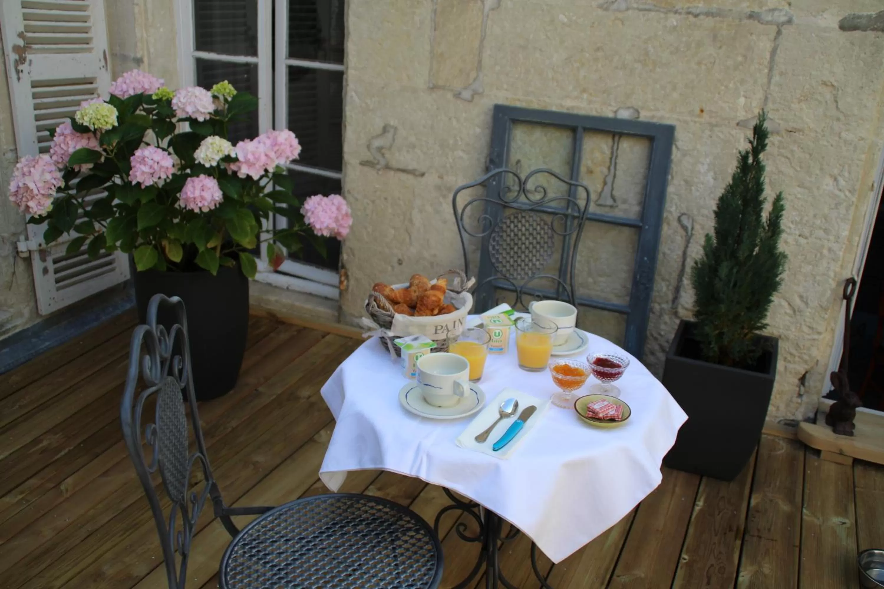 Continental breakfast in Une Chambre en Ville