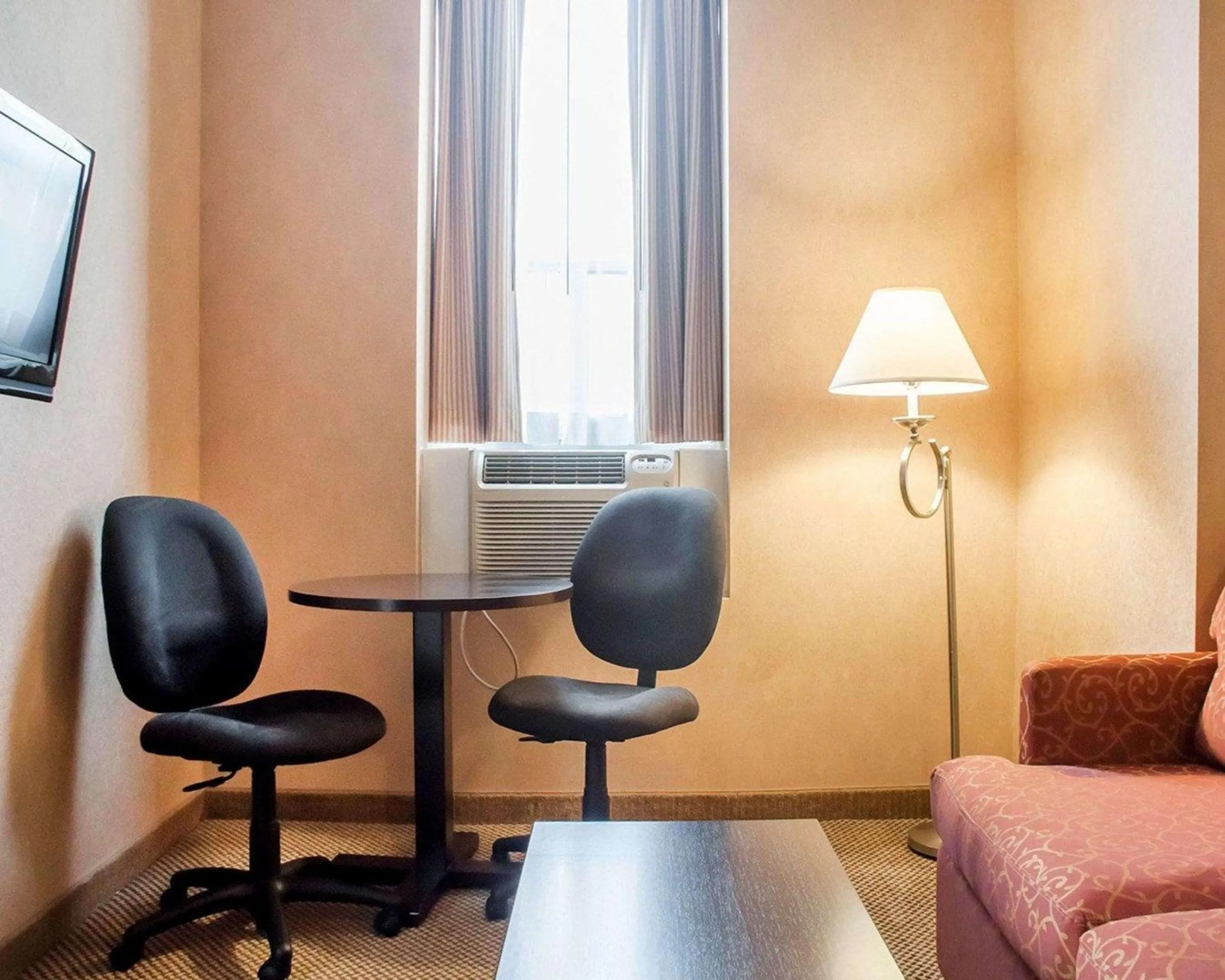 Bedroom, Seating Area in Econo Lodge Woodstock