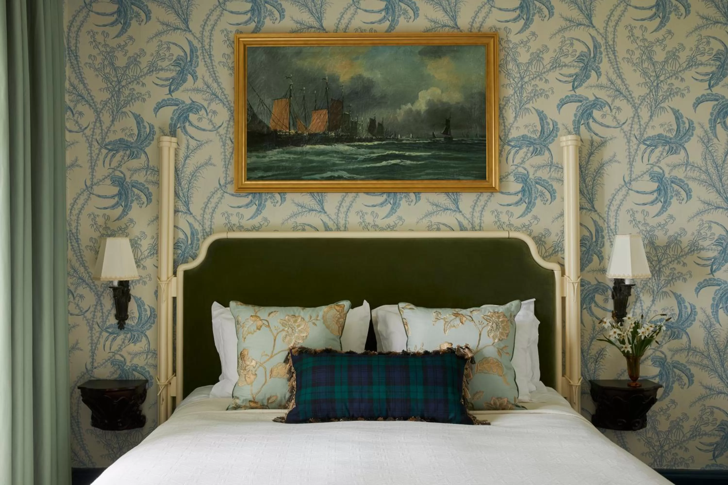 Photo of the whole room, Bed in Marine Troon