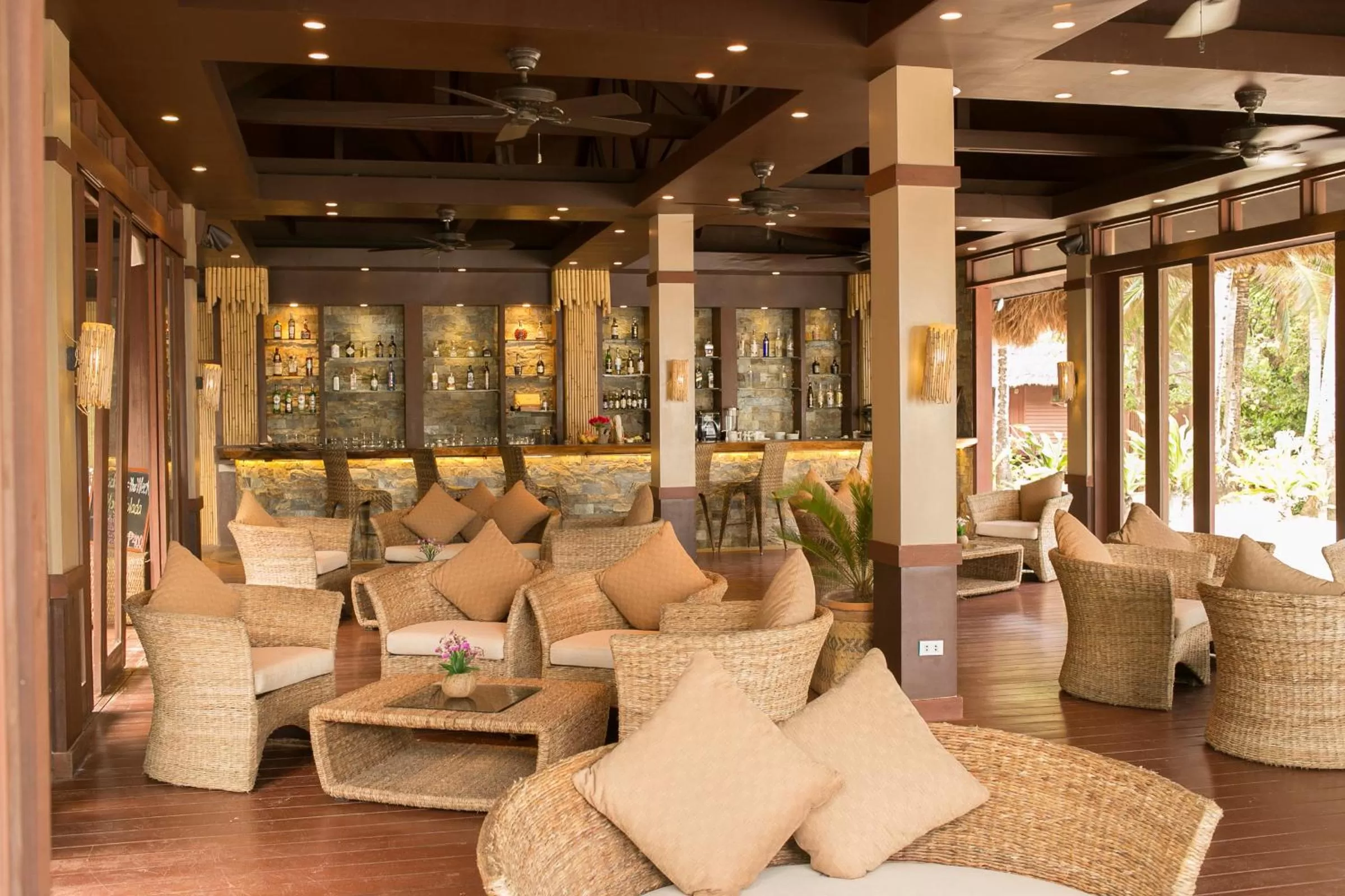 Lounge or bar in Cauayan Island Resort and Spa