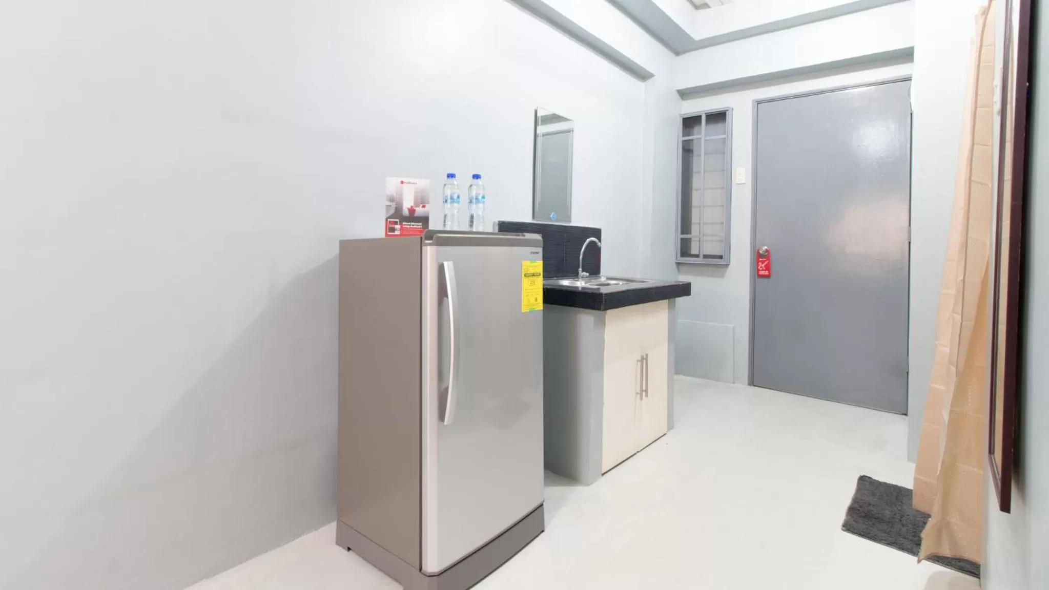 Kitchen or kitchenette in RedDoorz @ Sunfields Lipa Batangas