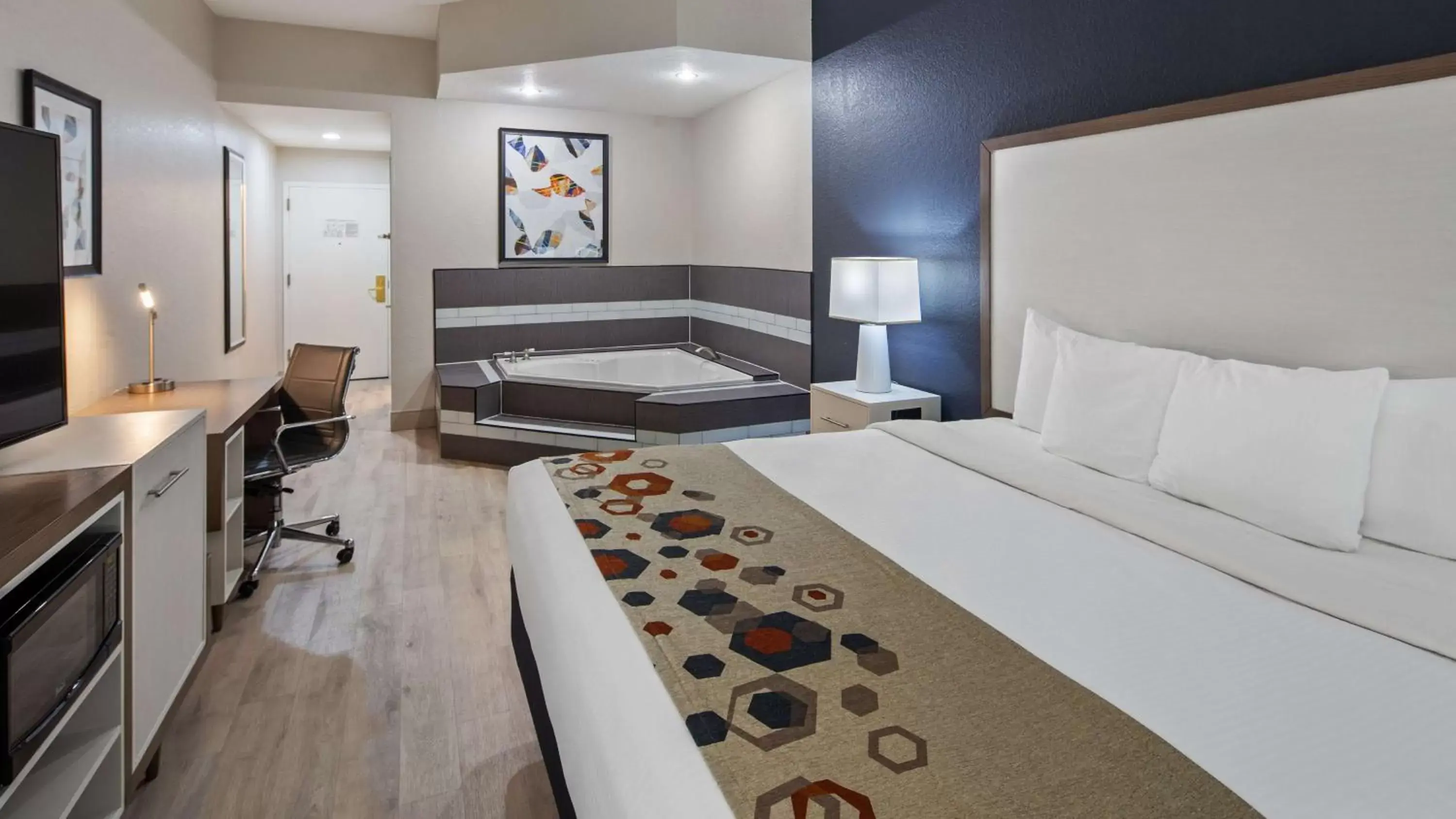 Jacuzzi King Suite - Non Smoking in Best Western Heritage Inn and Suites Jacuzzi King Suite - Non Smoking in Best Western Heritage Inn and Suites