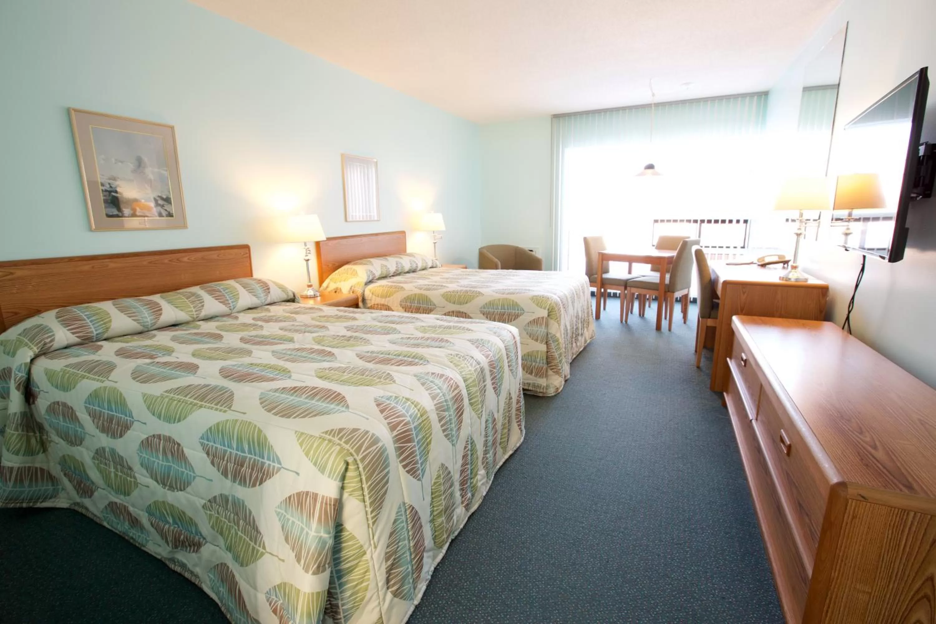 Photo of the whole room, Bed in Motel Le Voyageur