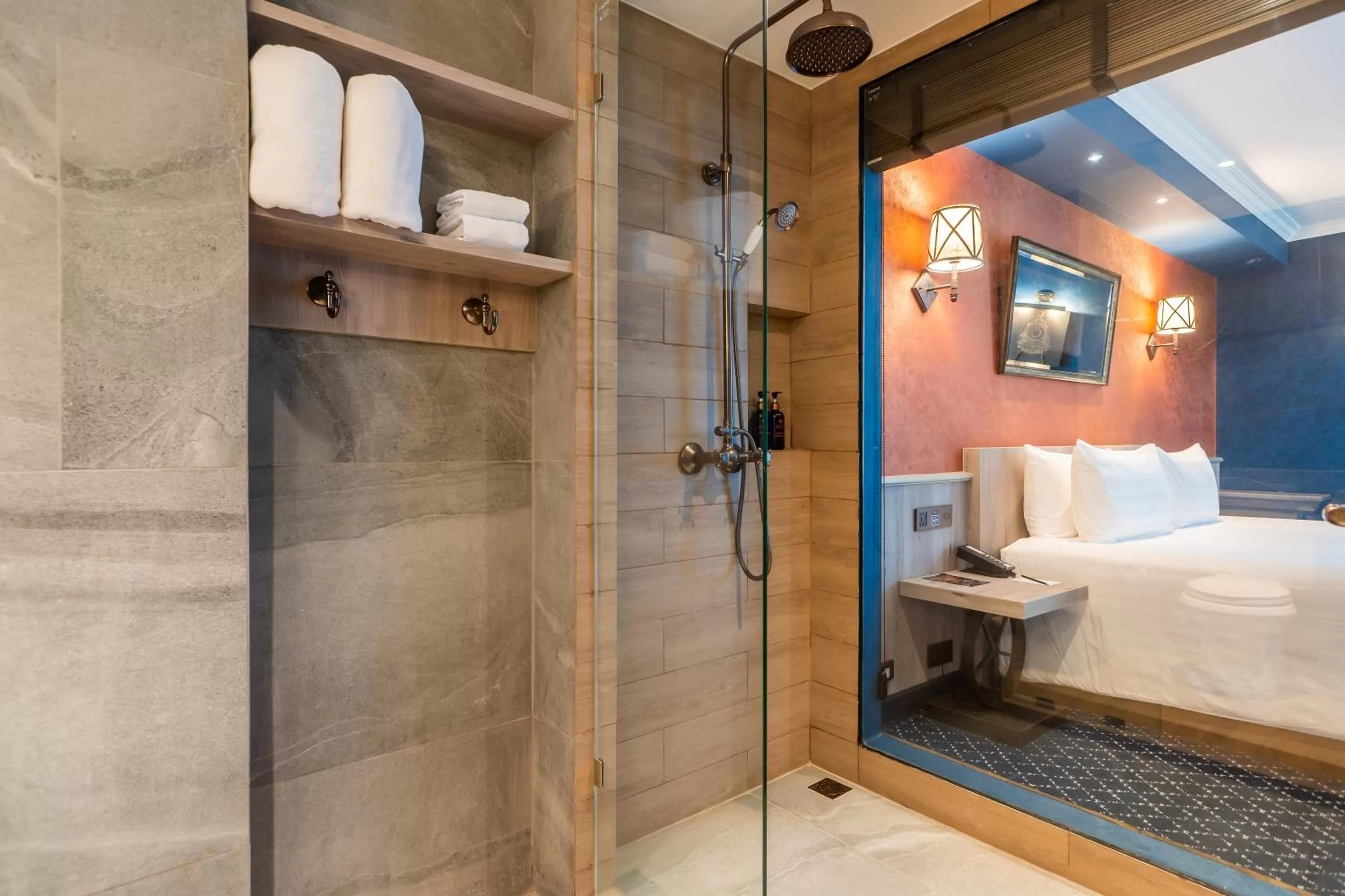 Bathroom, Bed in The Coach Hotel Sukhumvit - Asok BTS Bangkok