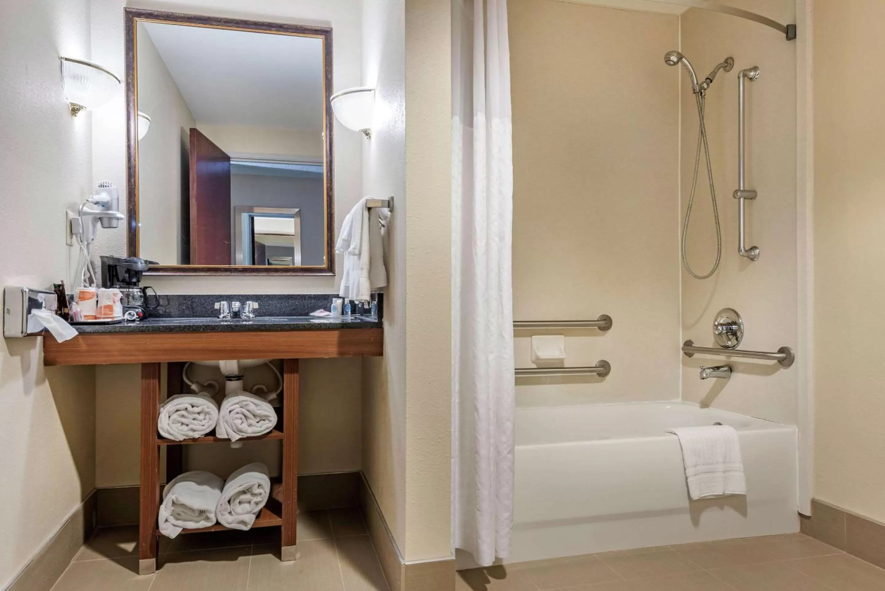 Photo of the whole room in Holiday Inn Express & Suites Hebron - Cincinnati Airport by IHG