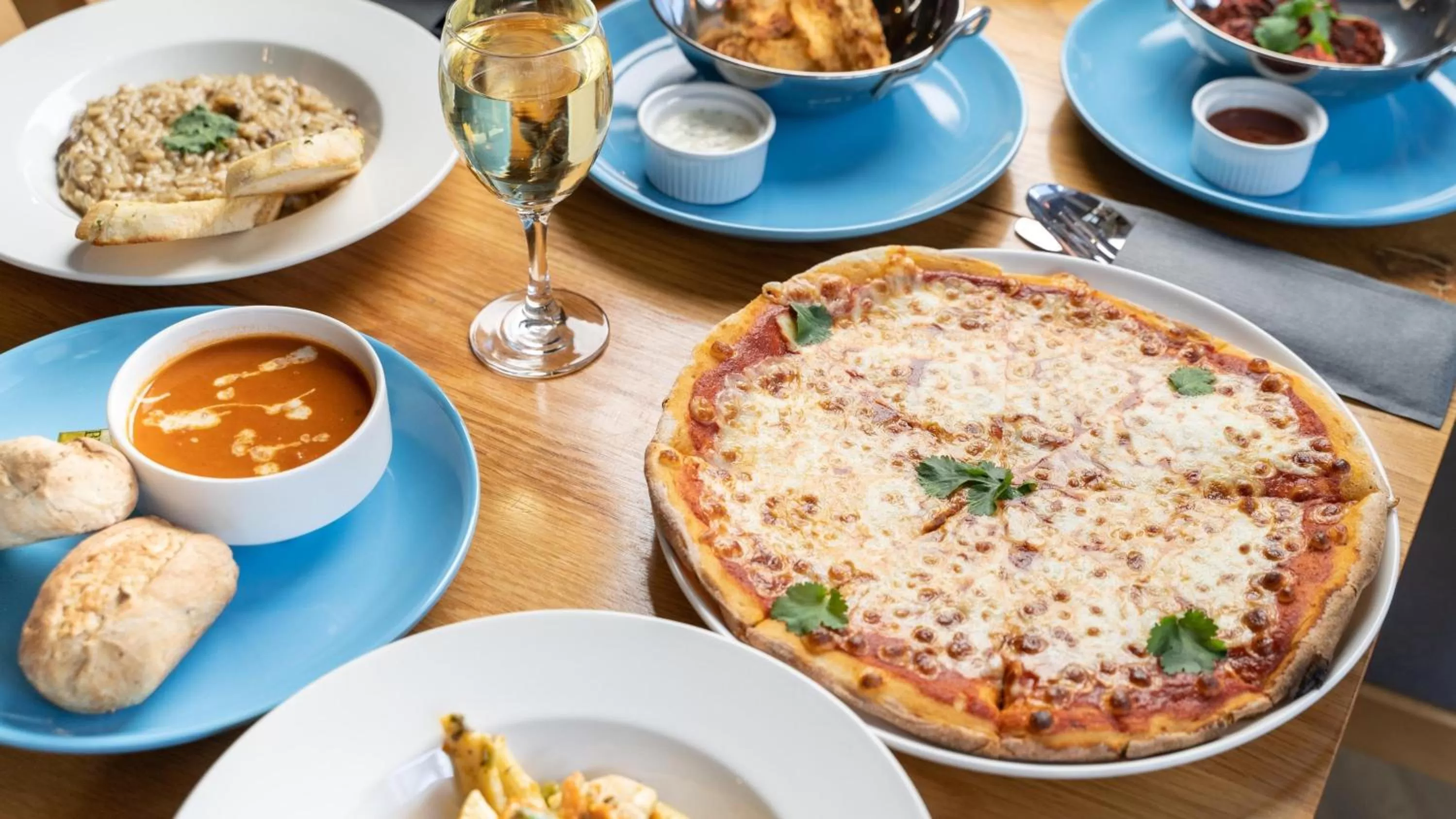 Restaurant/places to eat in Holiday Inn Express Aberdeen City Centre by IHG