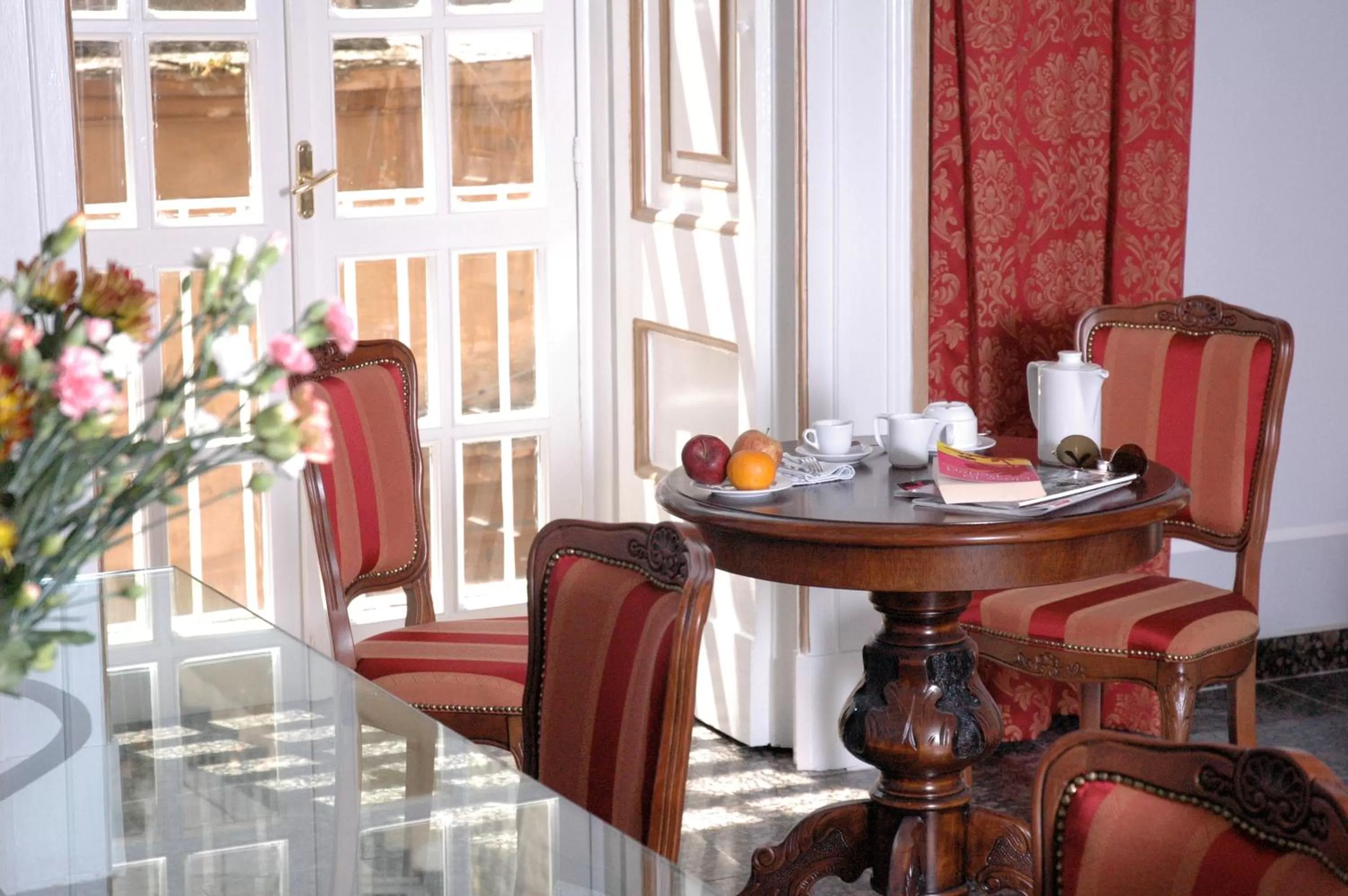 Communal lounge/ TV room in Le Stanze Del Vicerè Boutique Hotel