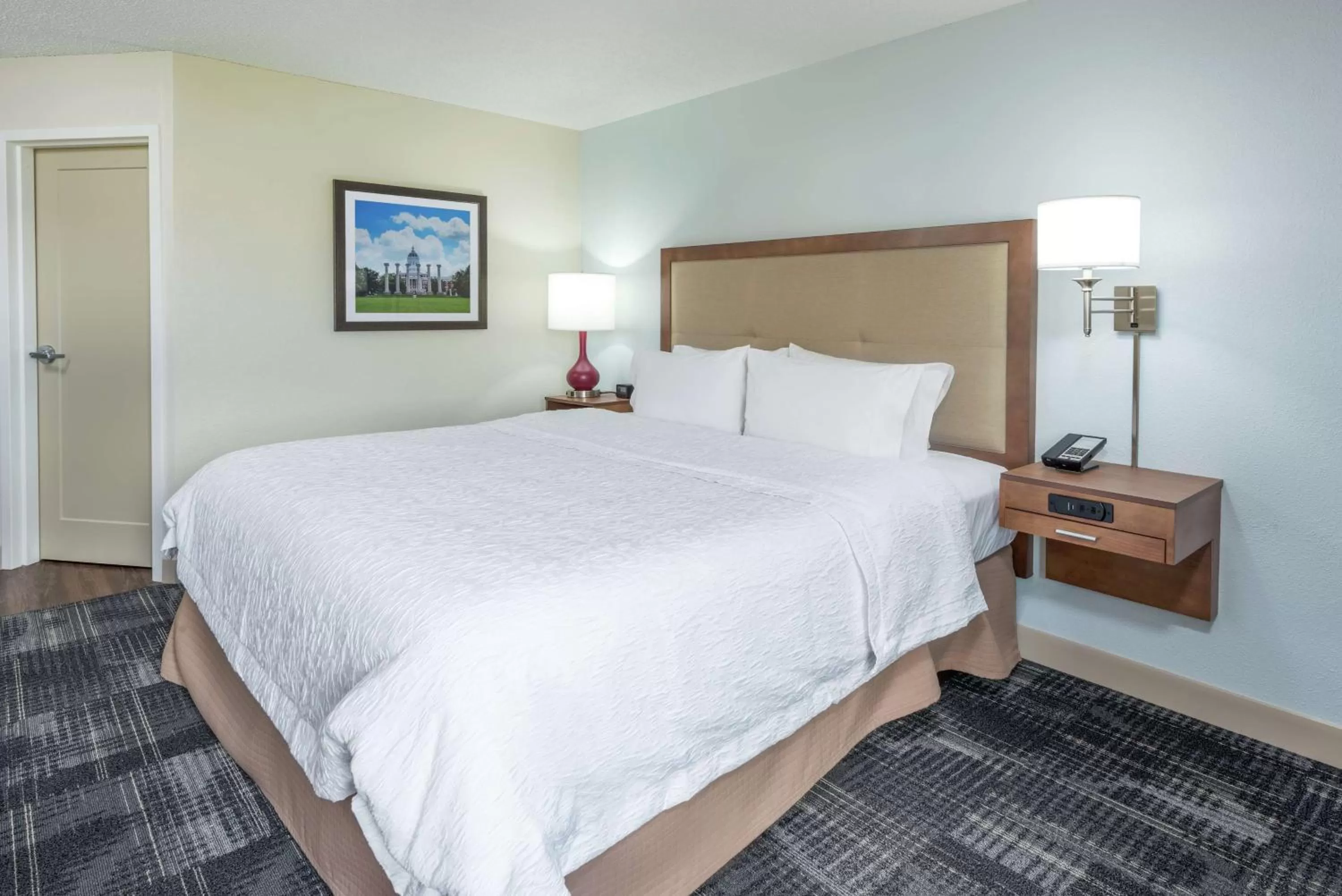 Bed in Hampton Inn Columbia