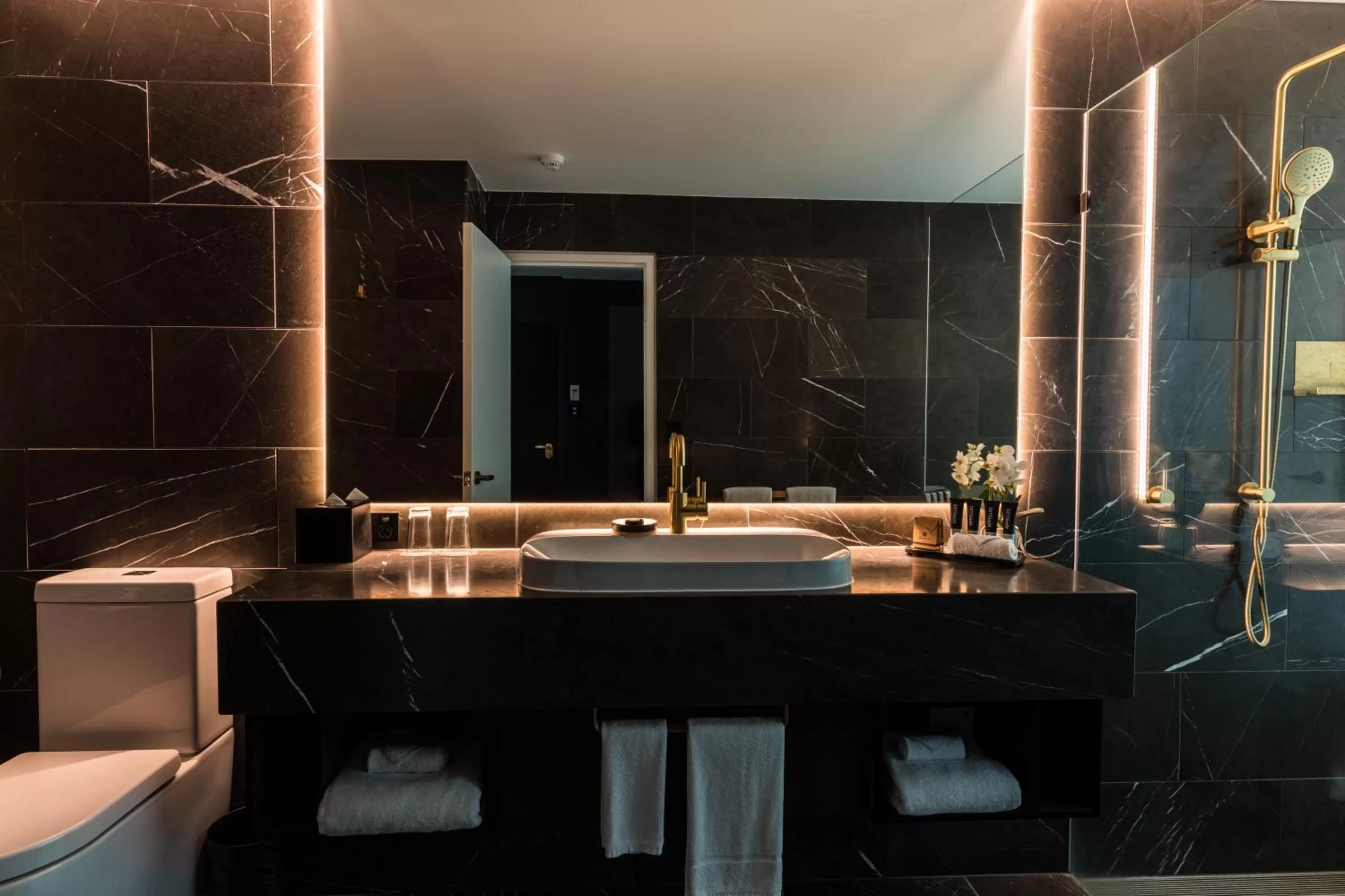 Bathroom in Eatons Hill Hotel