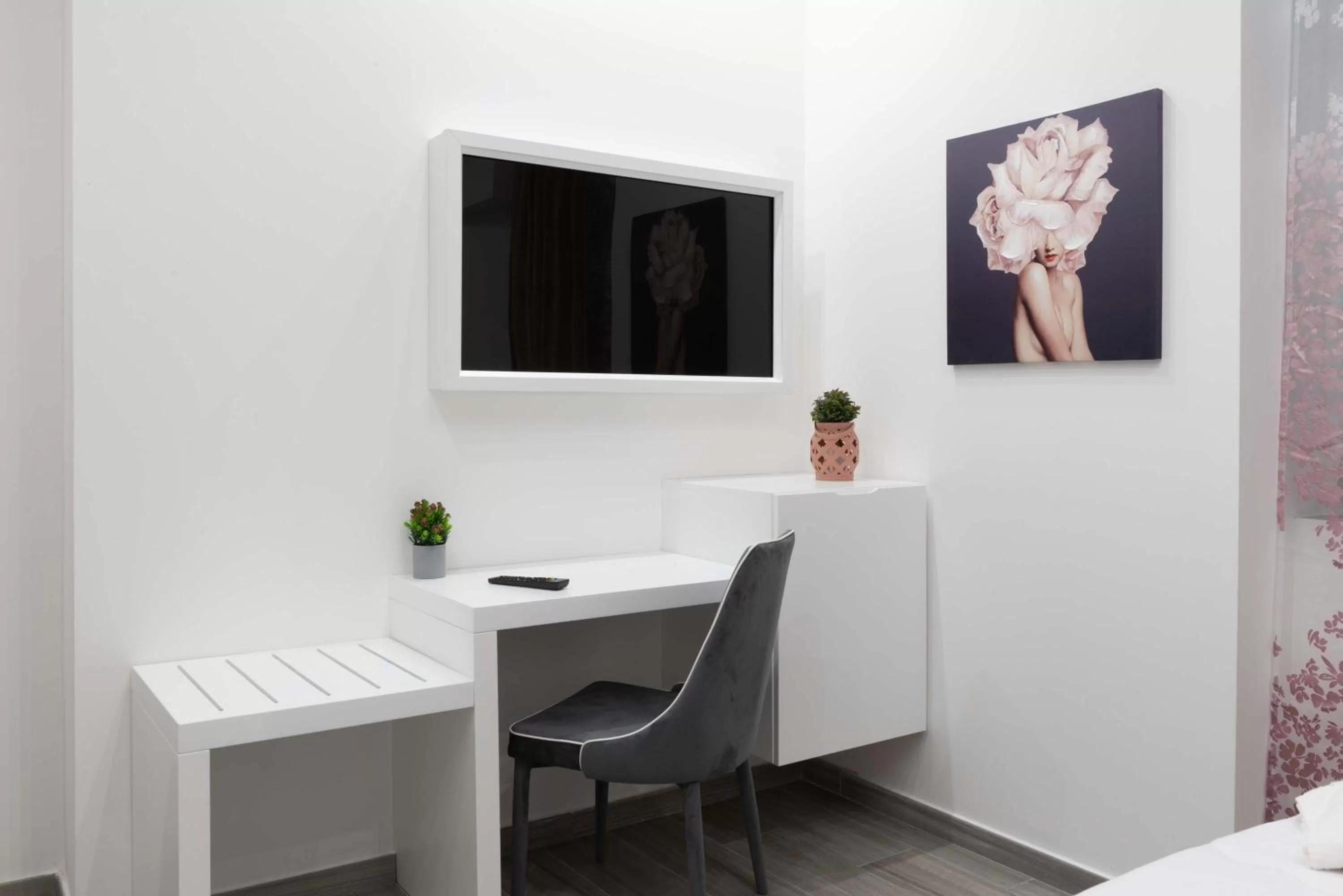 TV and multimedia, TV/Entertainment Center in Blanc Rooms