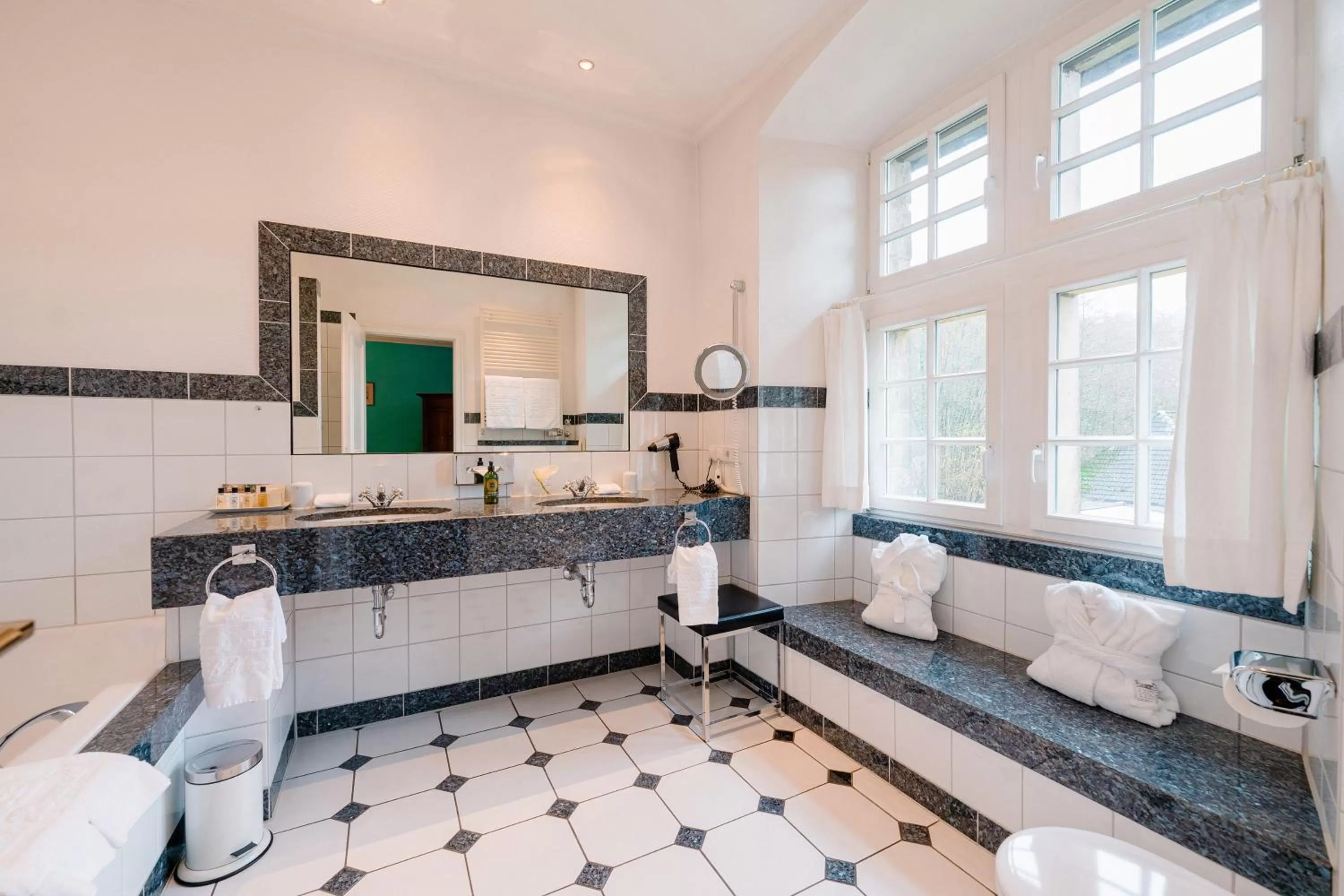 Bathroom in Schlosshotel Hugenpoet