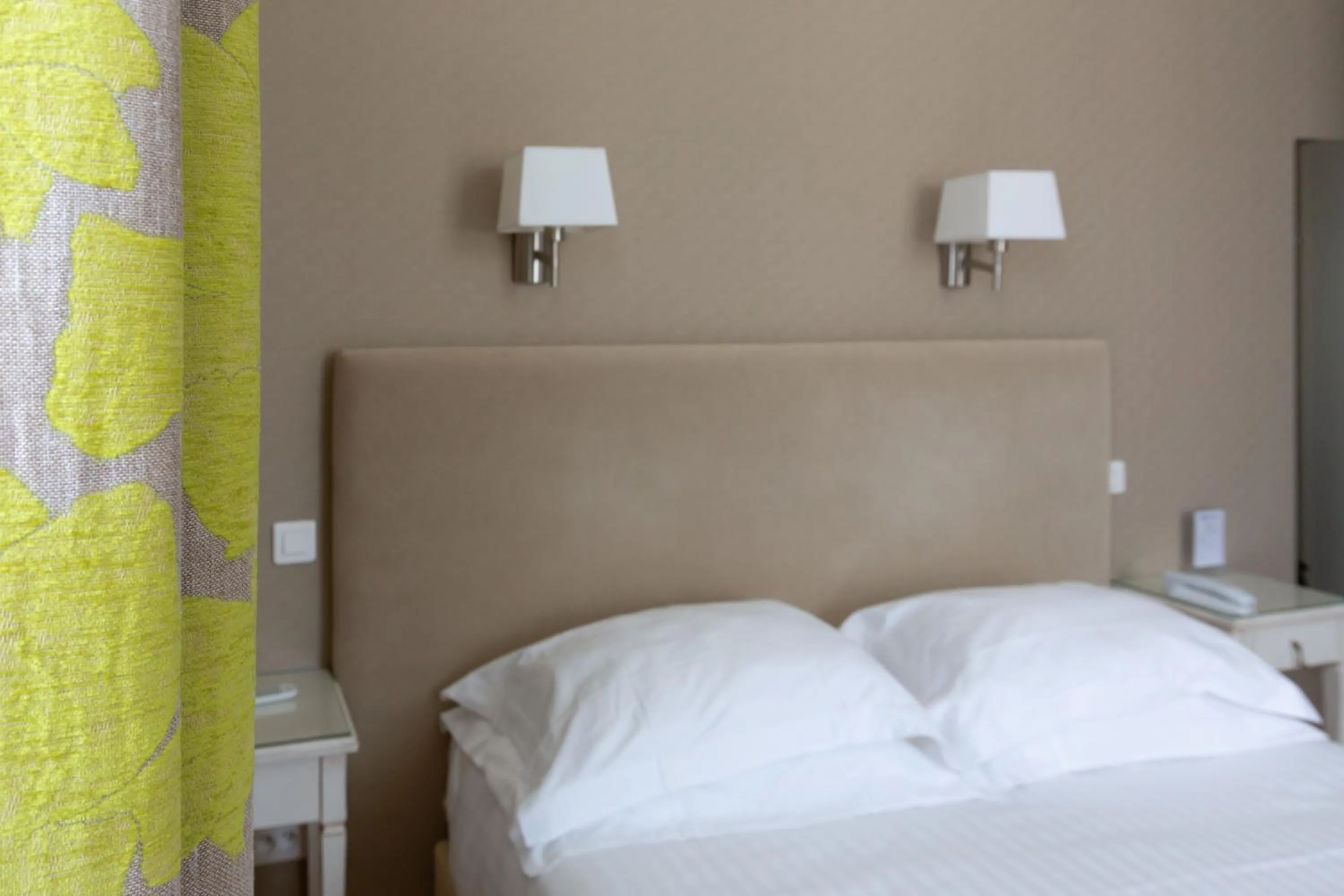 Bed in Hotel Le Renoir