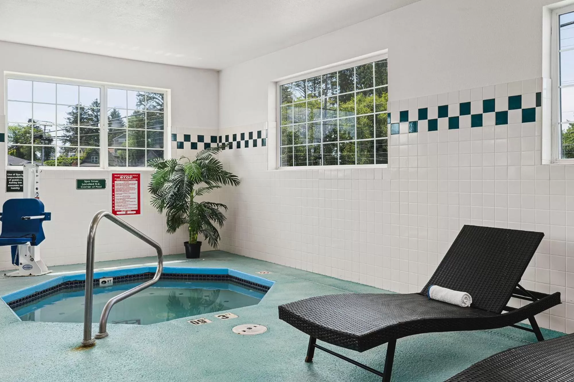 Hot Tub in The Ashley Inn & Suites