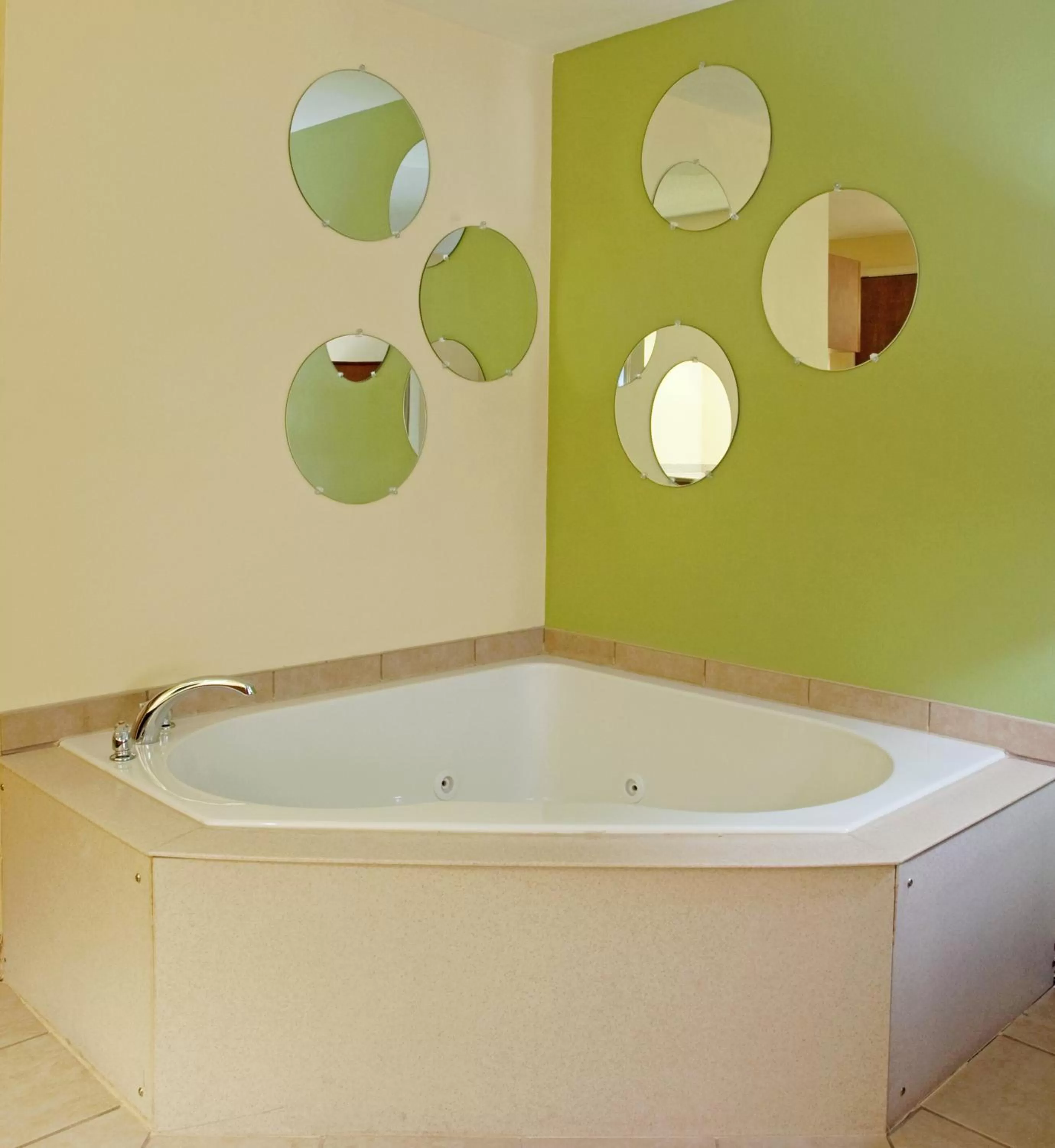 Photo of the whole room in Holiday Inn Express Hotel & Suites Charleston - North by IHG