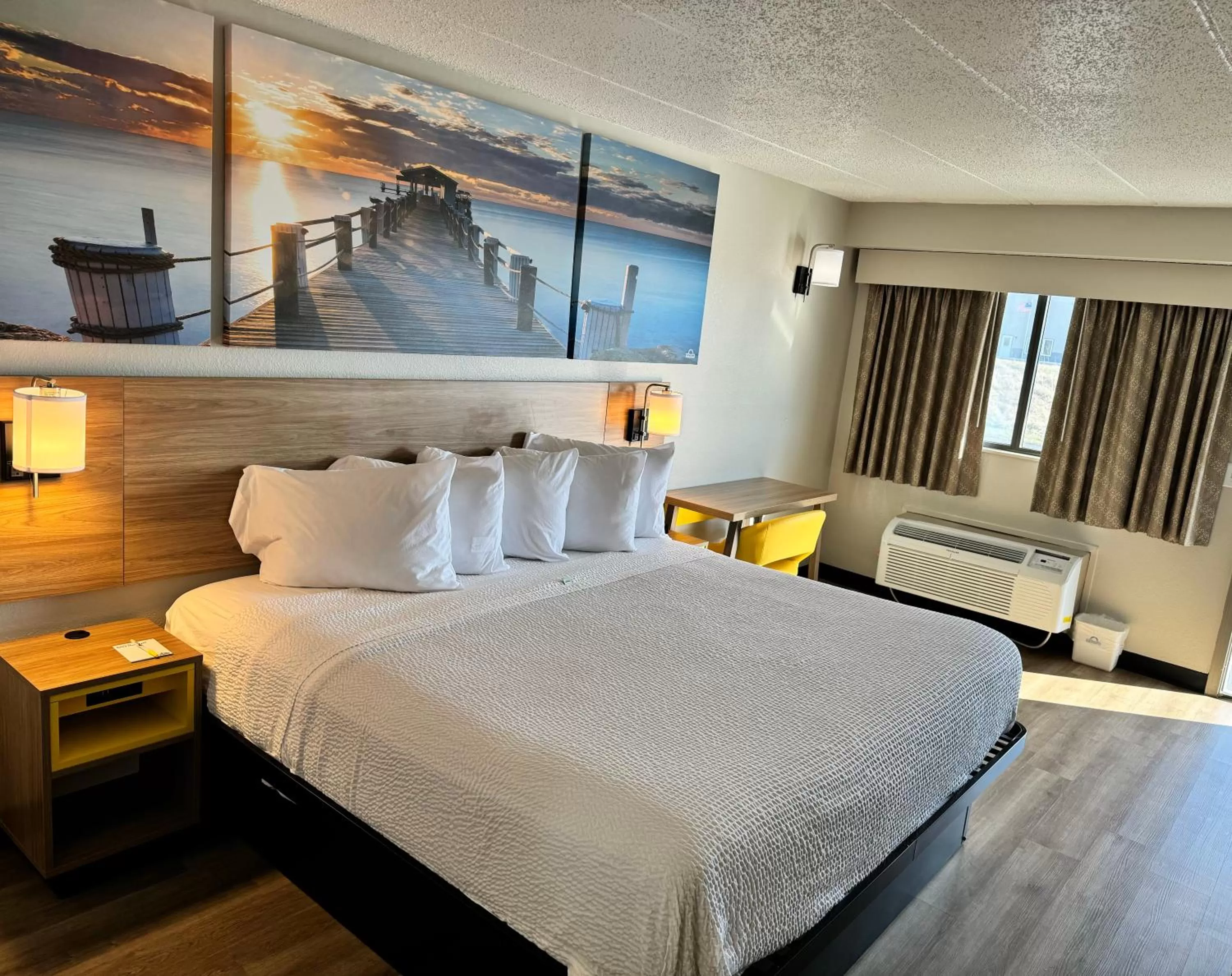 Bedroom, Bed in Days Inn by Wyndham Cloverdale Greencastle