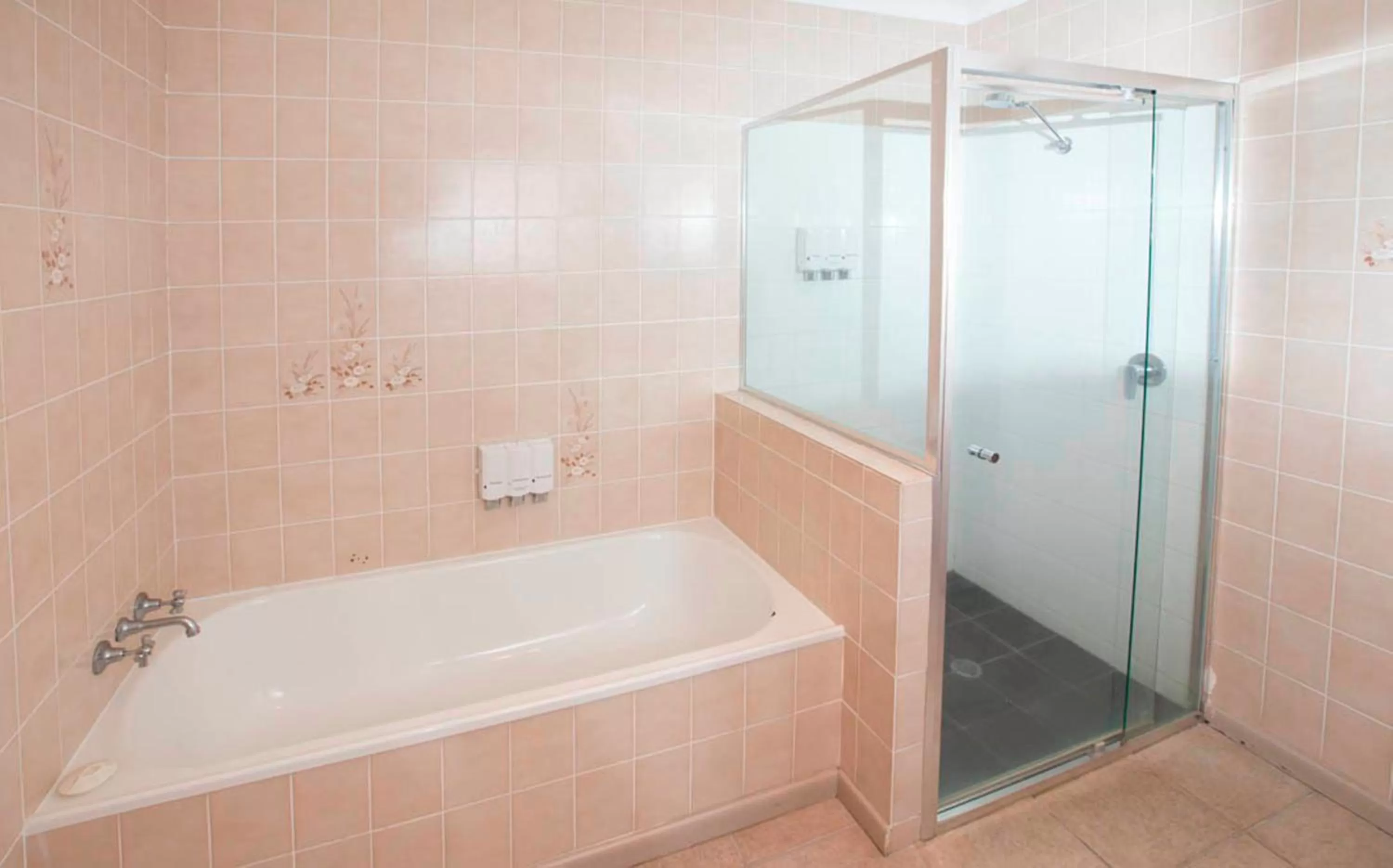 Bathroom in James Street Motor Inn