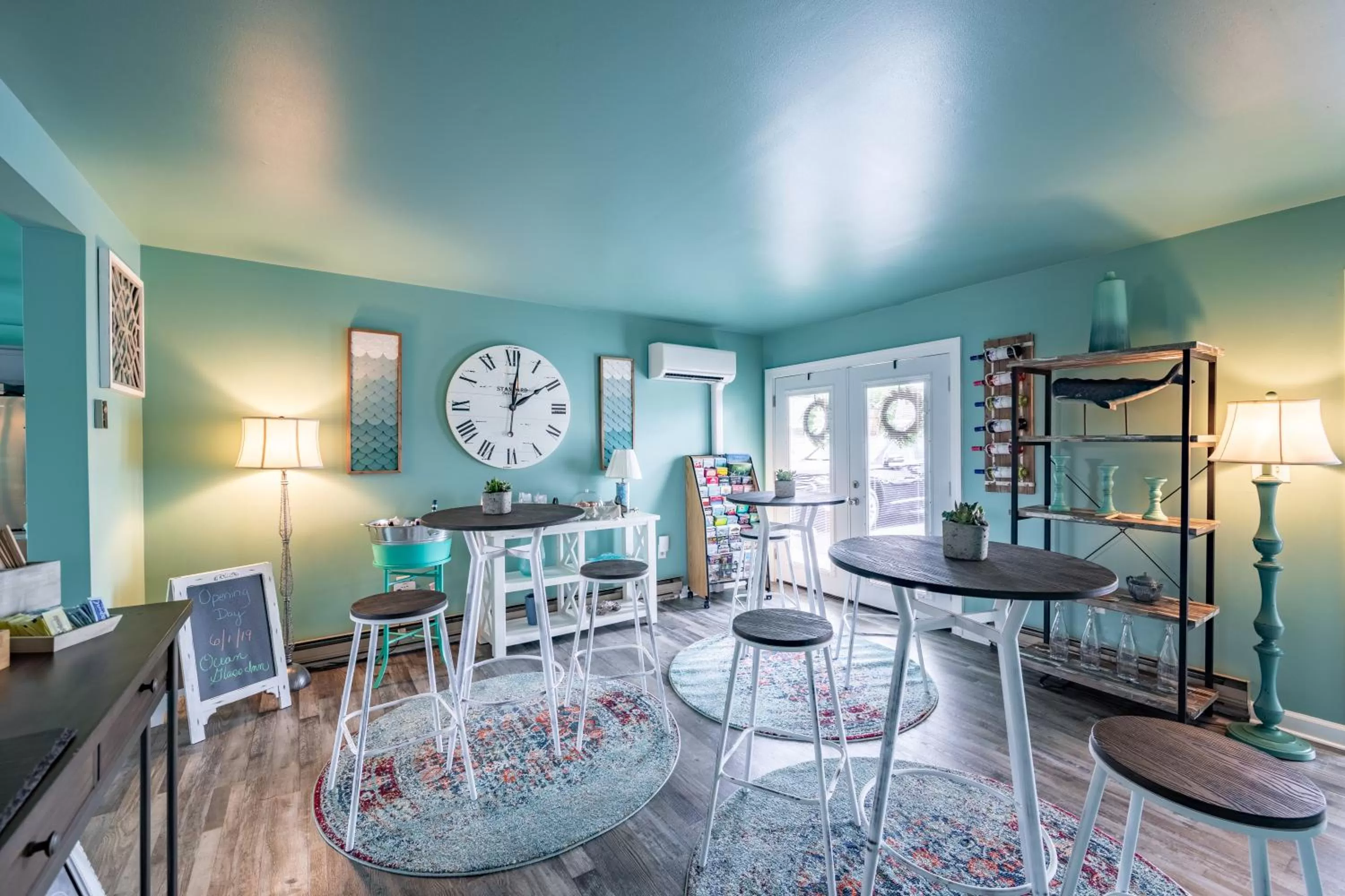 Property building, Bed in Ocean Glass Inn