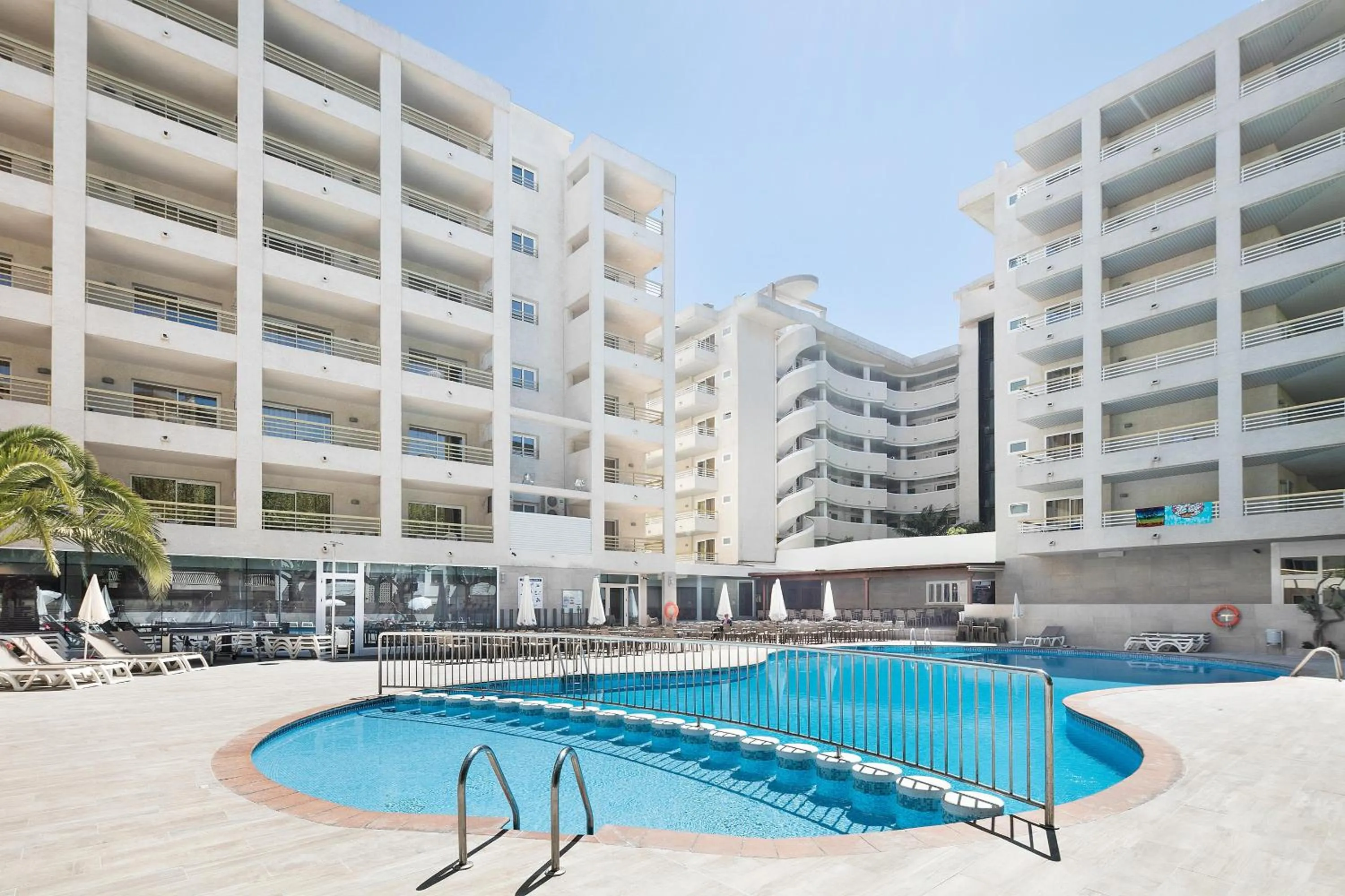 Swimming pool in Hotel Best Da Vinci