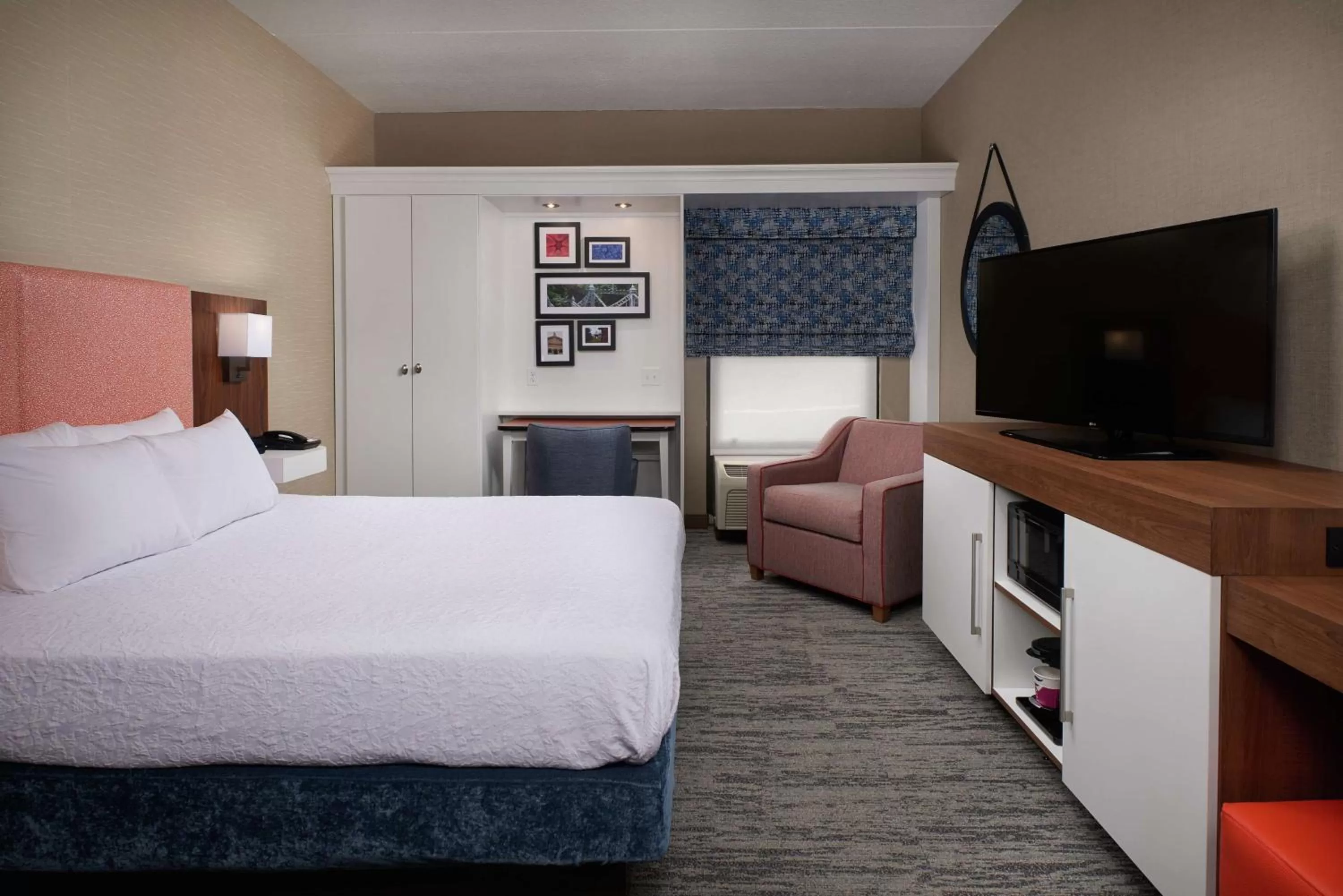 Bedroom, Bed in Hampton Inn by Hilton Youngstown-West I-80