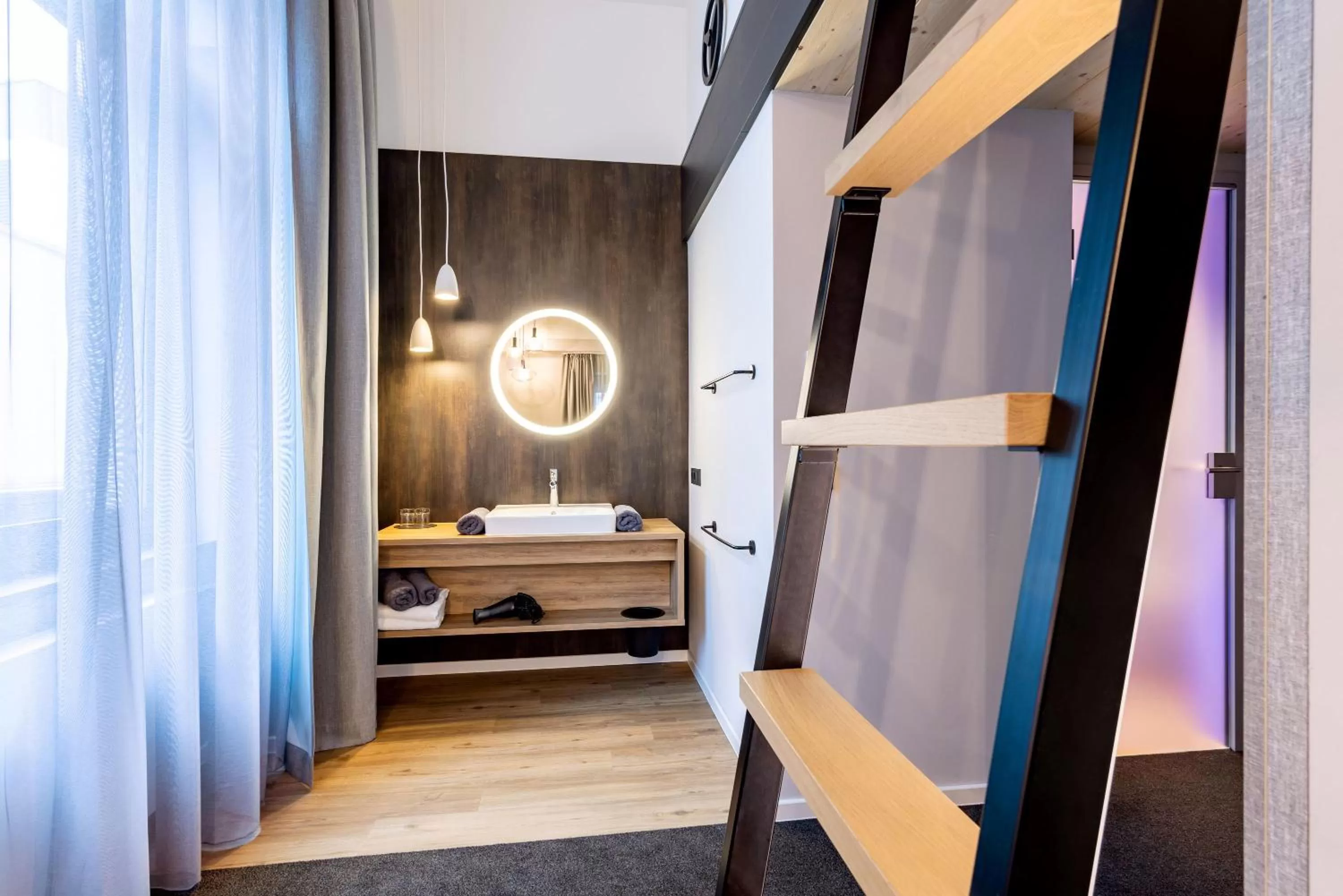 Bathroom, Bed in BOLLWERK Lifestyle Hotel, automatisiertes Hotel mit Self Check In