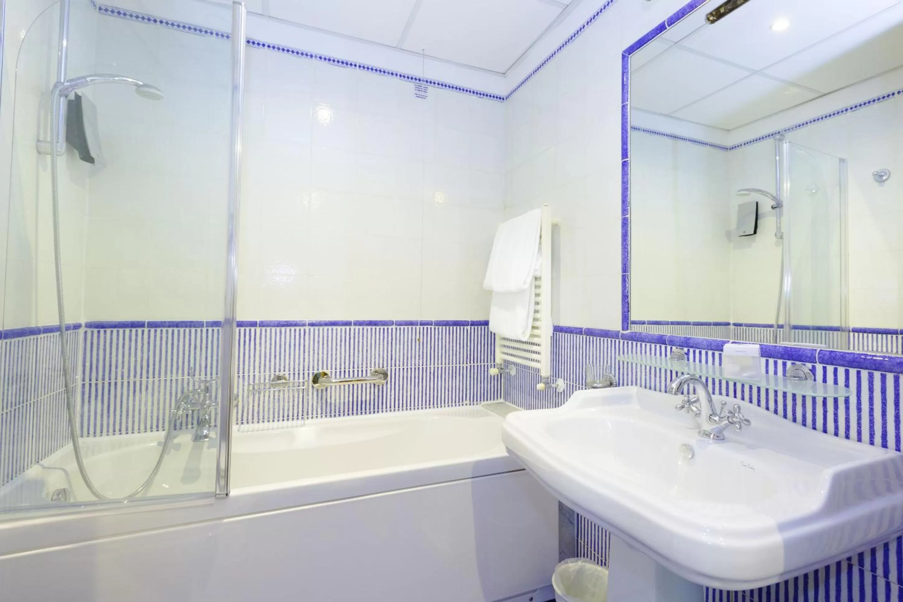 Toilet in Best Western Hotel Artdeco