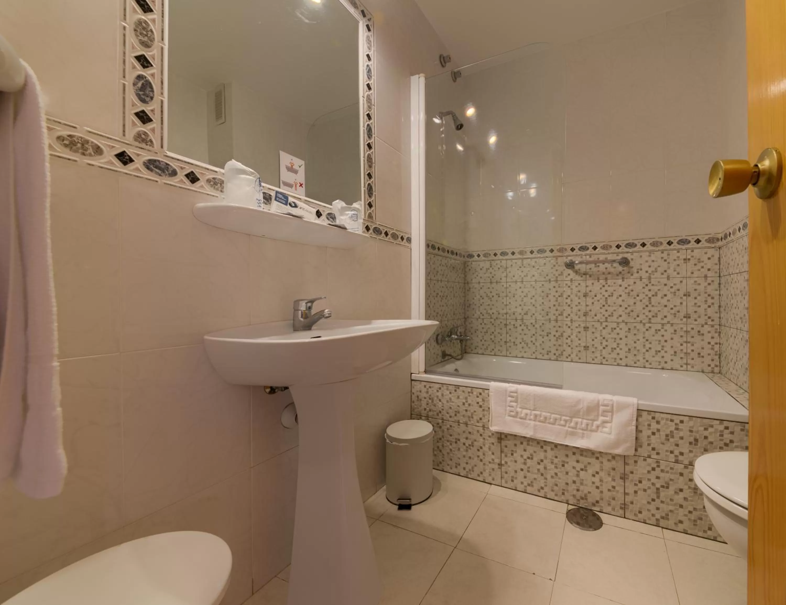 Bathroom in Hotel Torre De Los Guzmanes