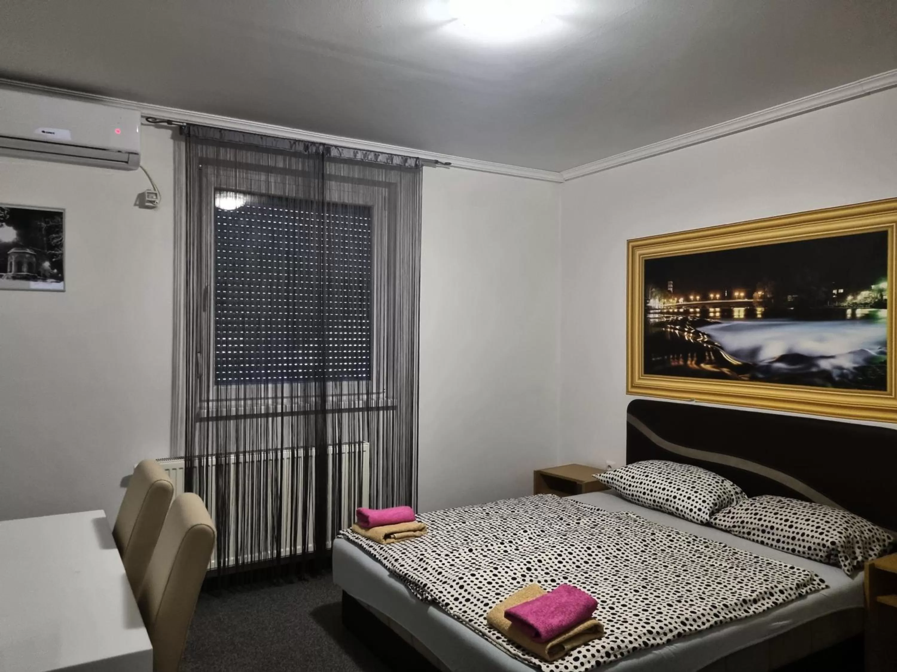 Bedroom, Bed in Motel Medium