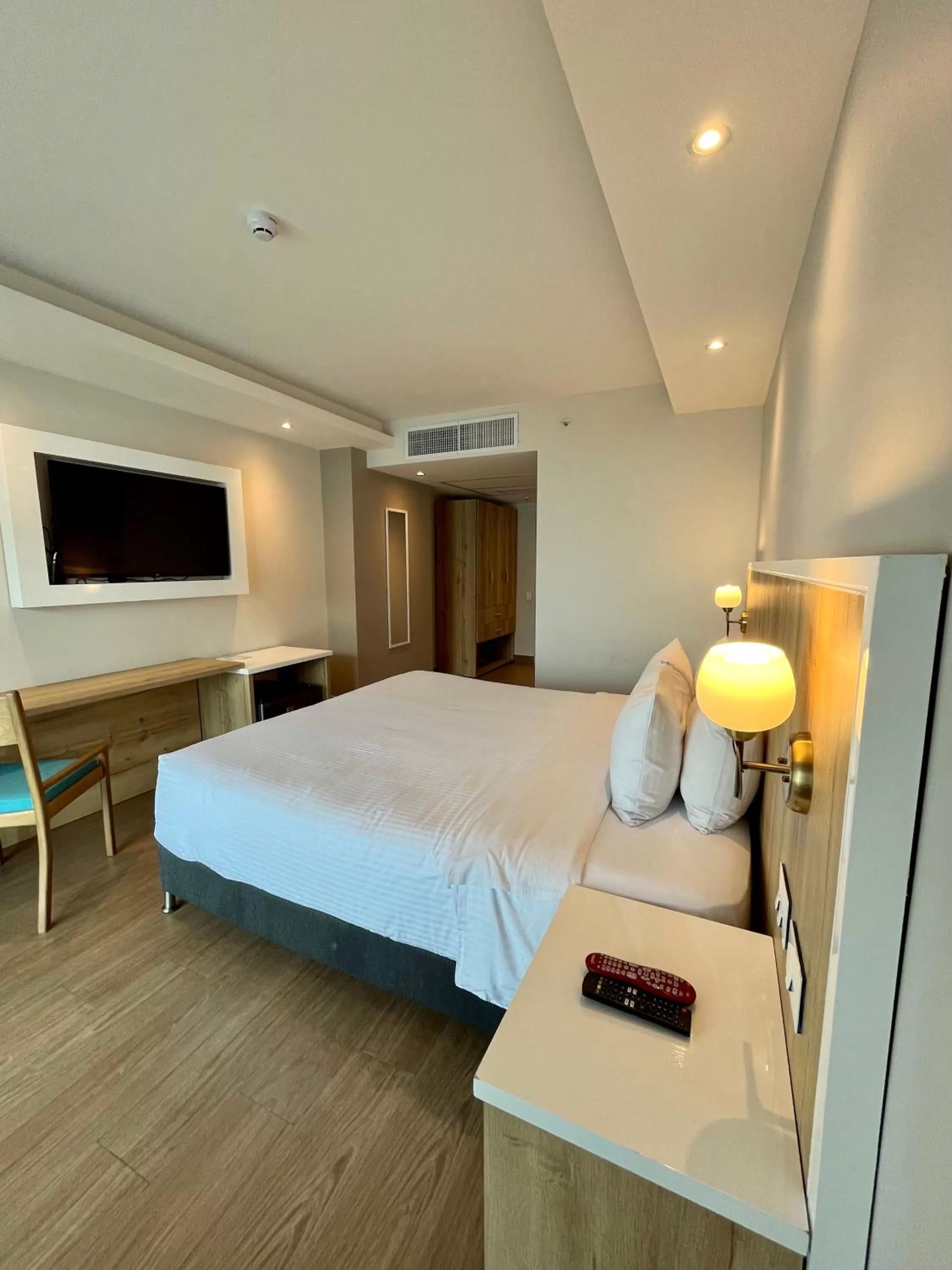 Bedroom, Bed in Wyndham Garden Cartagena