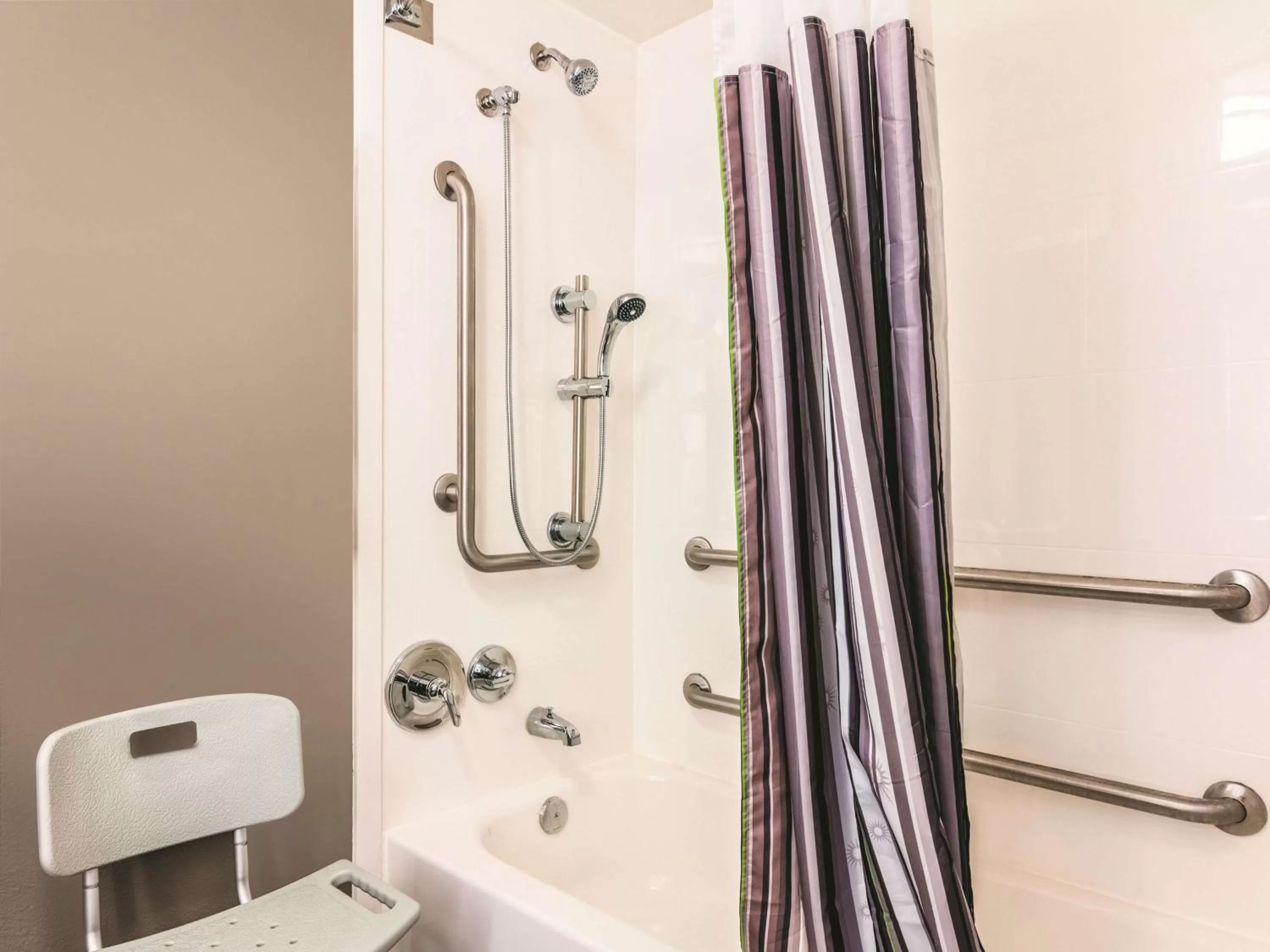 Photo of the whole room in La Quinta by Wyndham Shreveport Airport