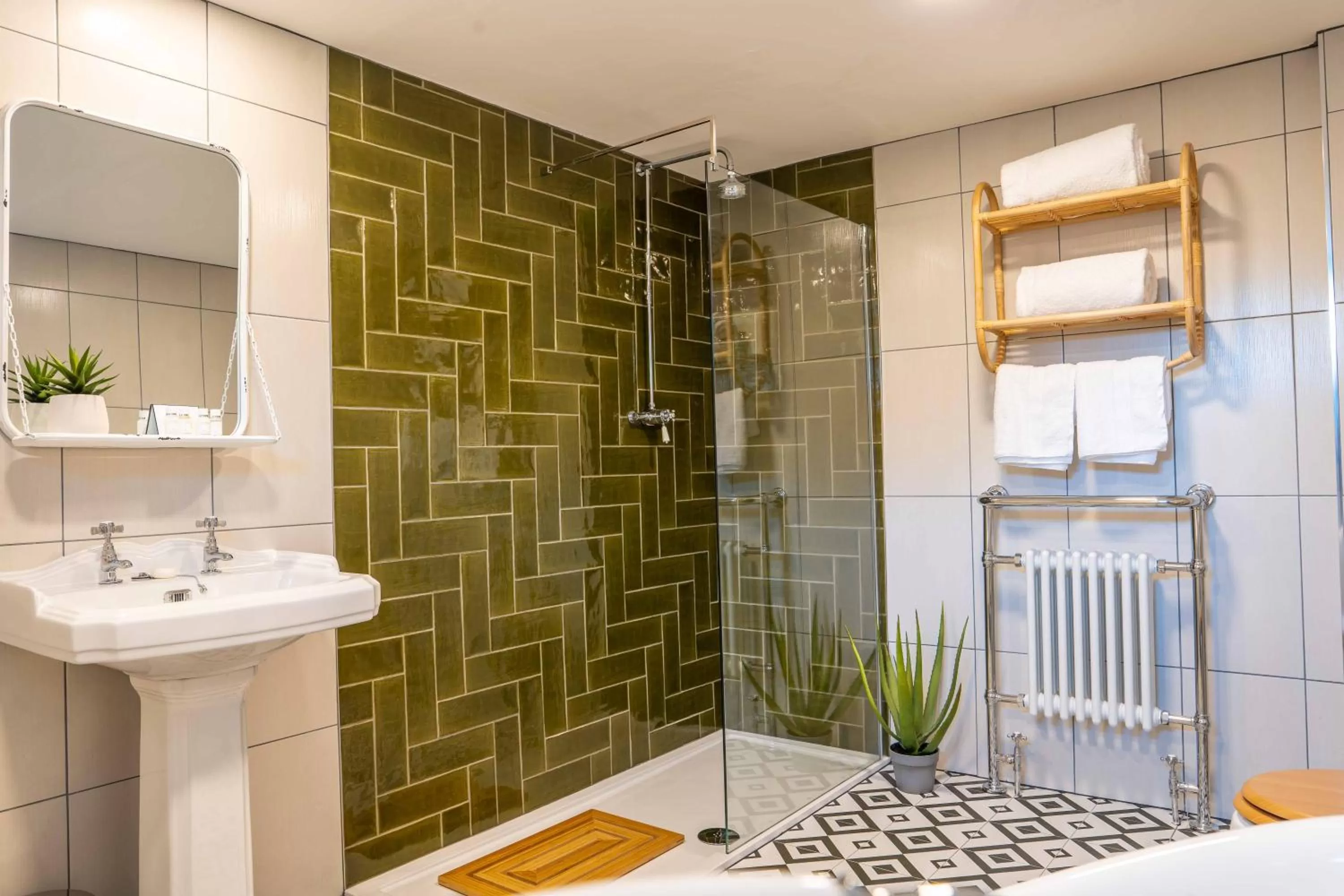 Bathroom in Hartford Hall on School Lane