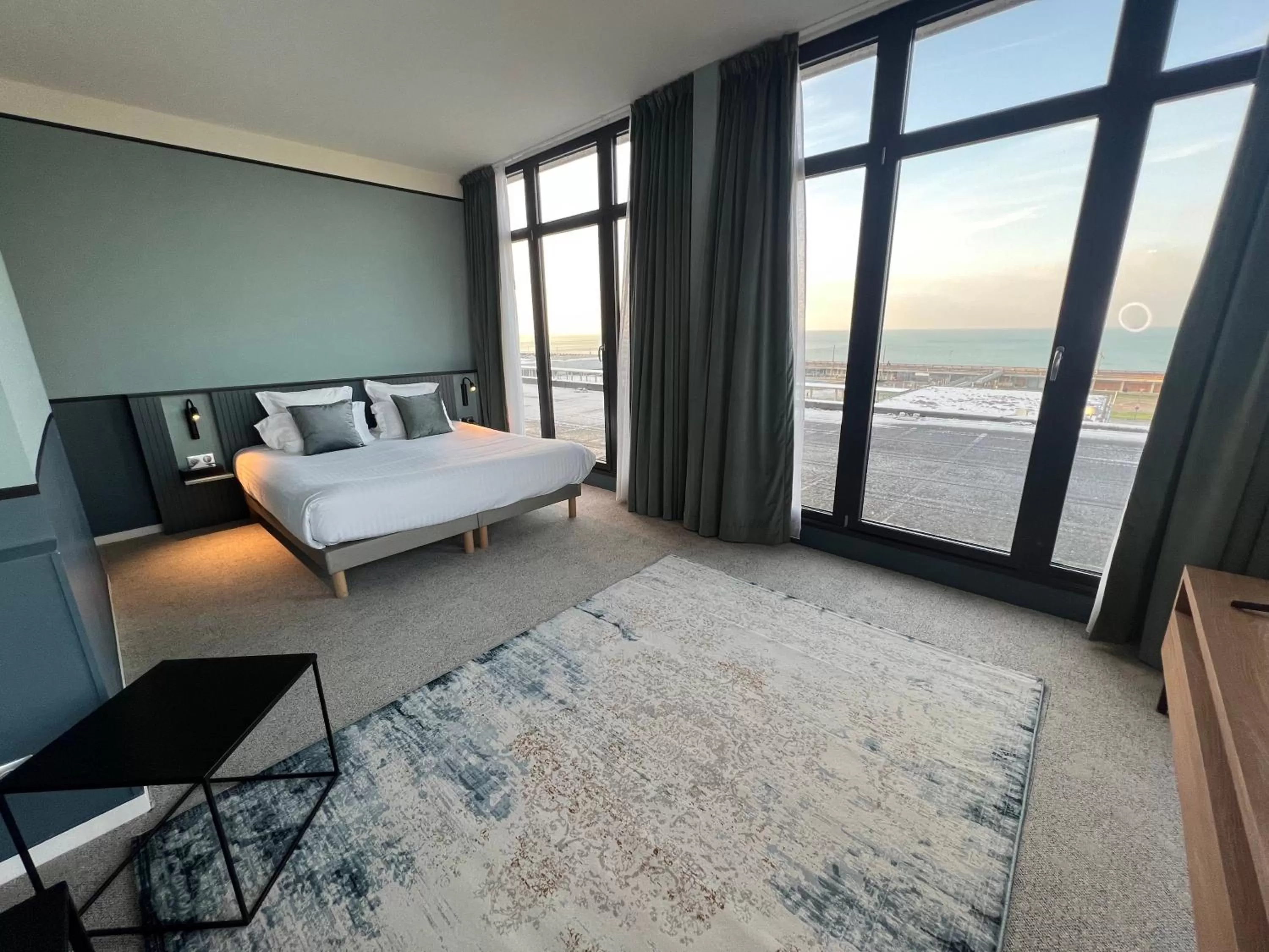 Bedroom, Bed in L'Échappée - Hôtel Casino Dieppe