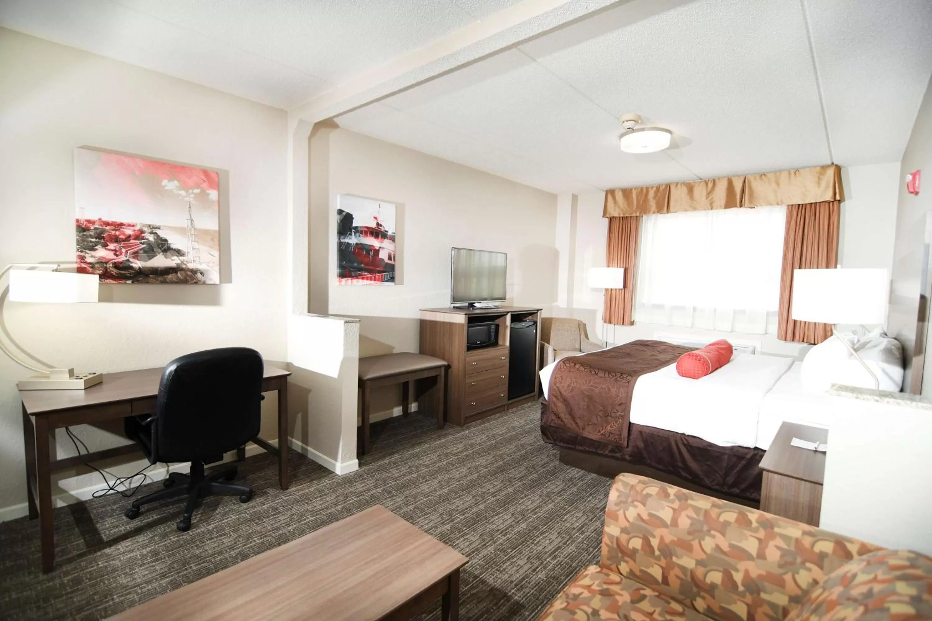 Photo of the whole room, Bed in Best Western Plus Sandusky Hotel & Suites