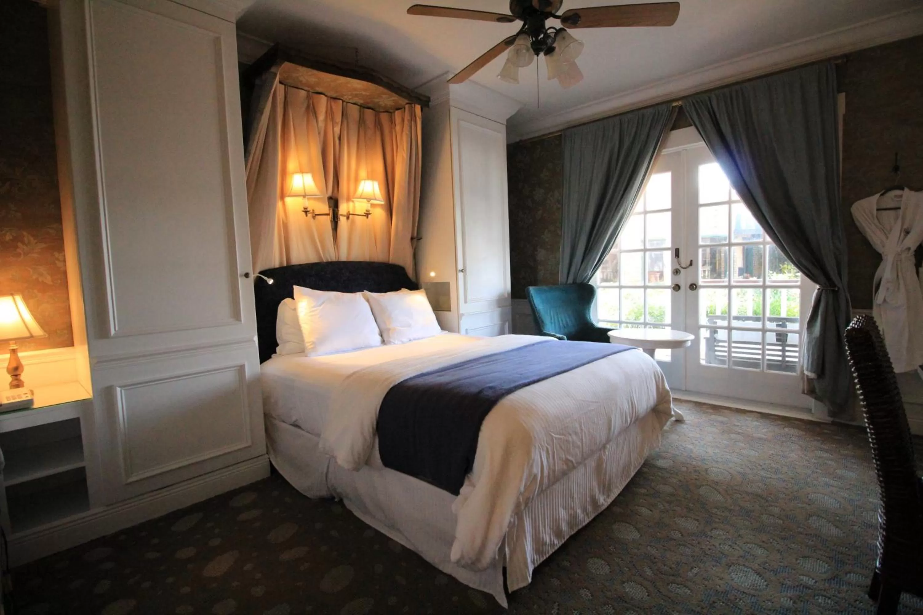 Bed in The Riverview Hotel - New Smyrna Beach