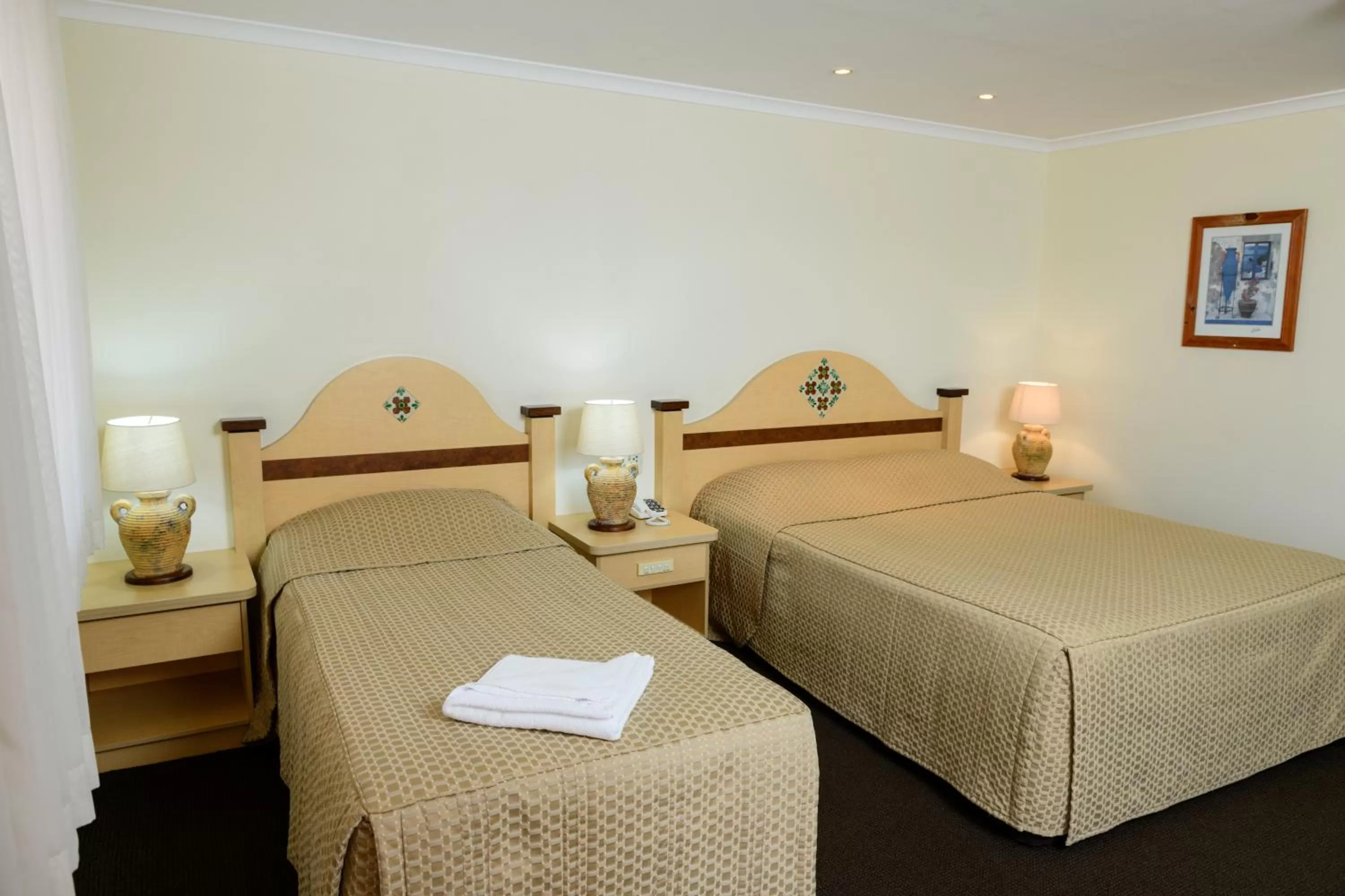 Bedroom, Bed in Villa Mirasol Motor Inn