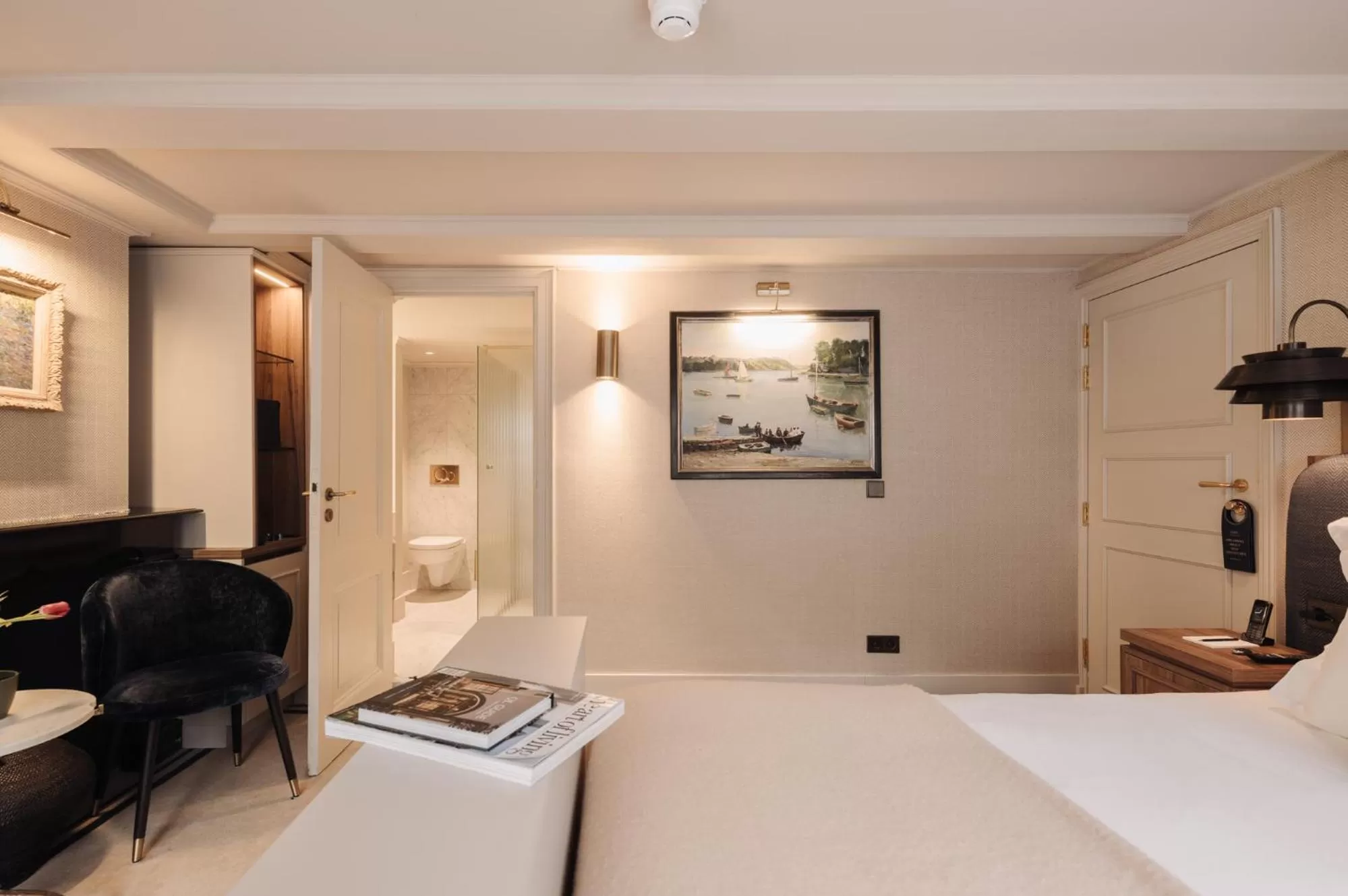 Bedroom, Bed in Hotel 717