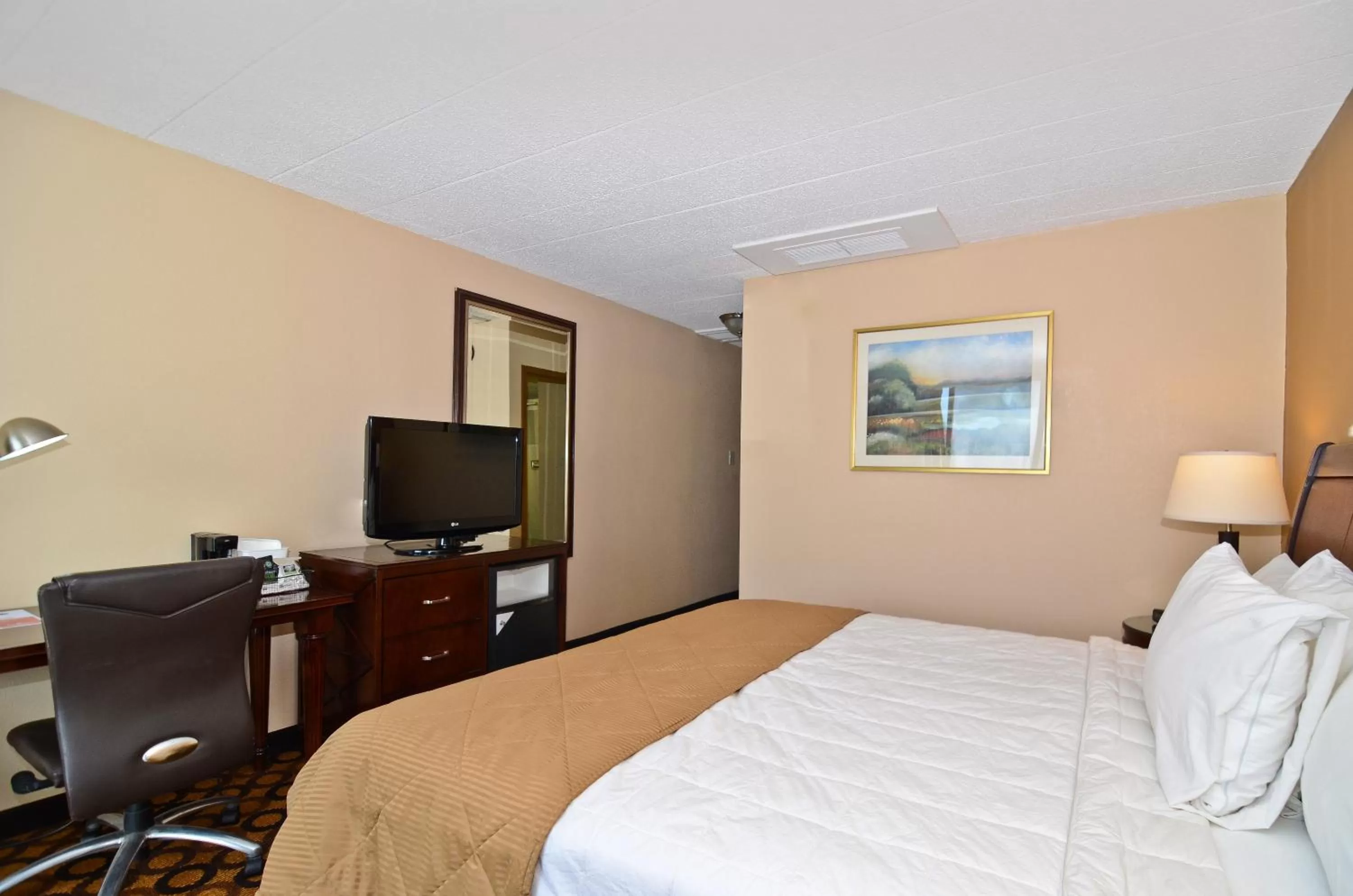 Bedroom, Bed in Pocono Resort & Conference Center - Pocono Mountains